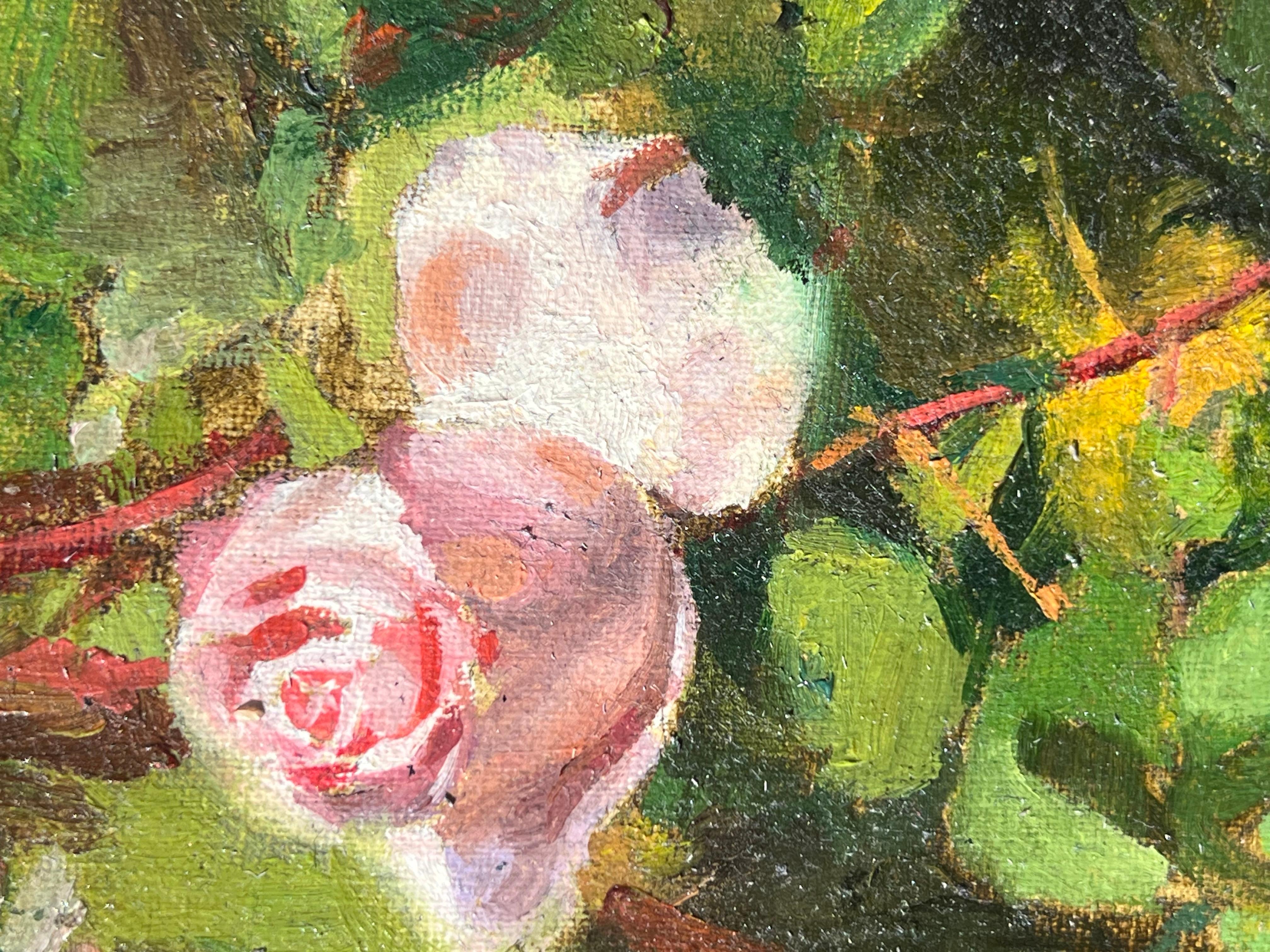 Trois bourgeons de roses rose clair, peinture à l'huile - Gris Still-Life Painting par Hilary Gomes