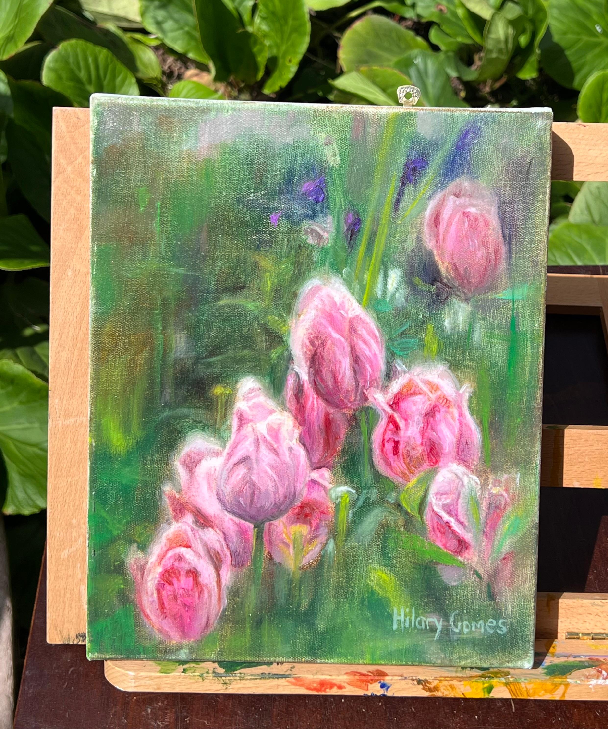 <p>Commenti dell'artista<br>I tulipani rosa tenero si ergono alti tra le foglie verdi, con i loro petali che si dispiegano delicatamente. Accenni di fiori viola fanno capolino sullo sfondo. Delicate pennellate creano un effetto sognante, donando