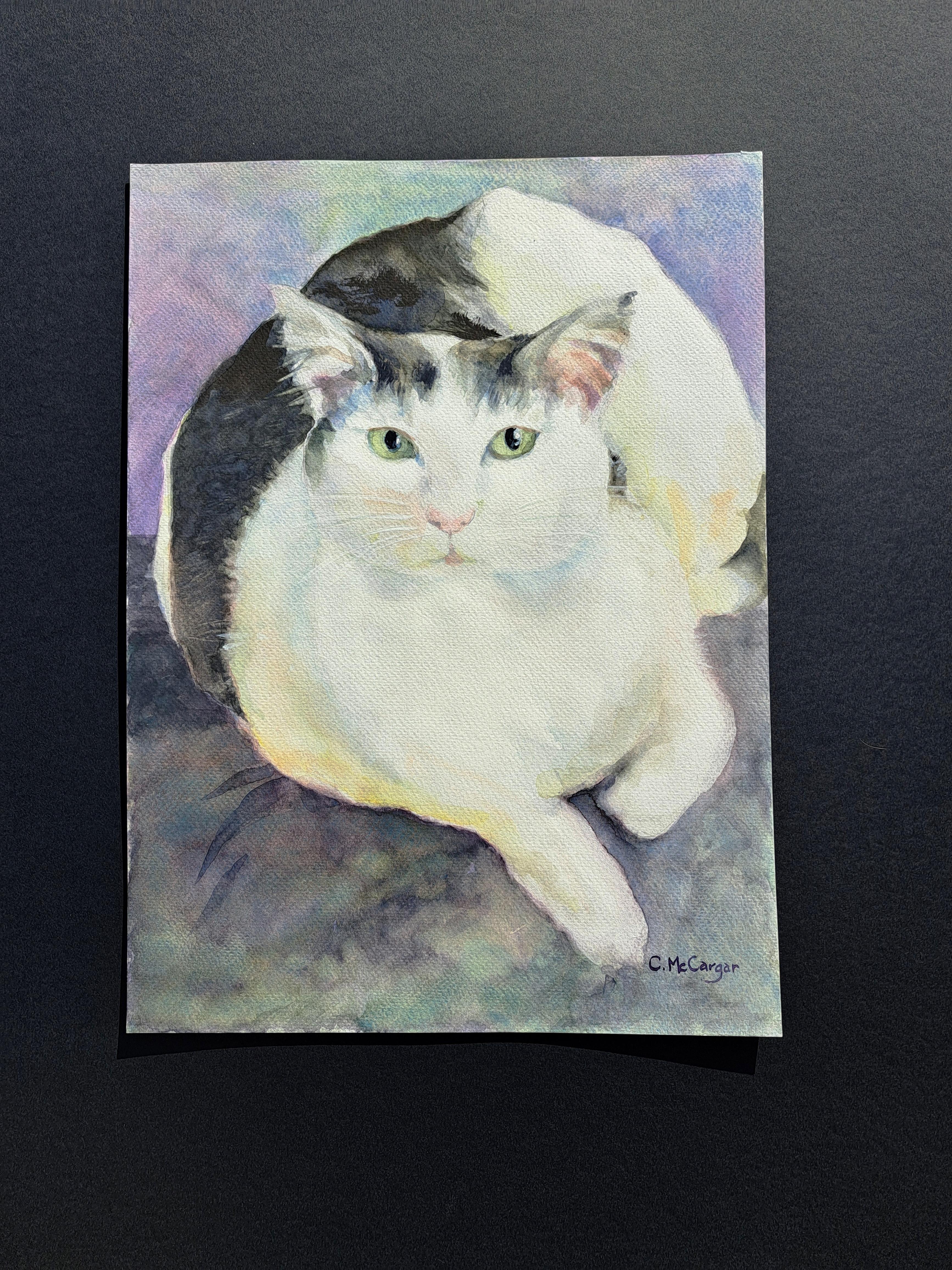 <p>Comentarios del artista<br>Un adorable gato blanco y negro mira hacia delante con sus ojos verdes, destilando curiosidad. Suaves pinceladas difuminadas captan su suave pelaje. La artista Catherine McCargar utilizó la mascota favorita de su amiga