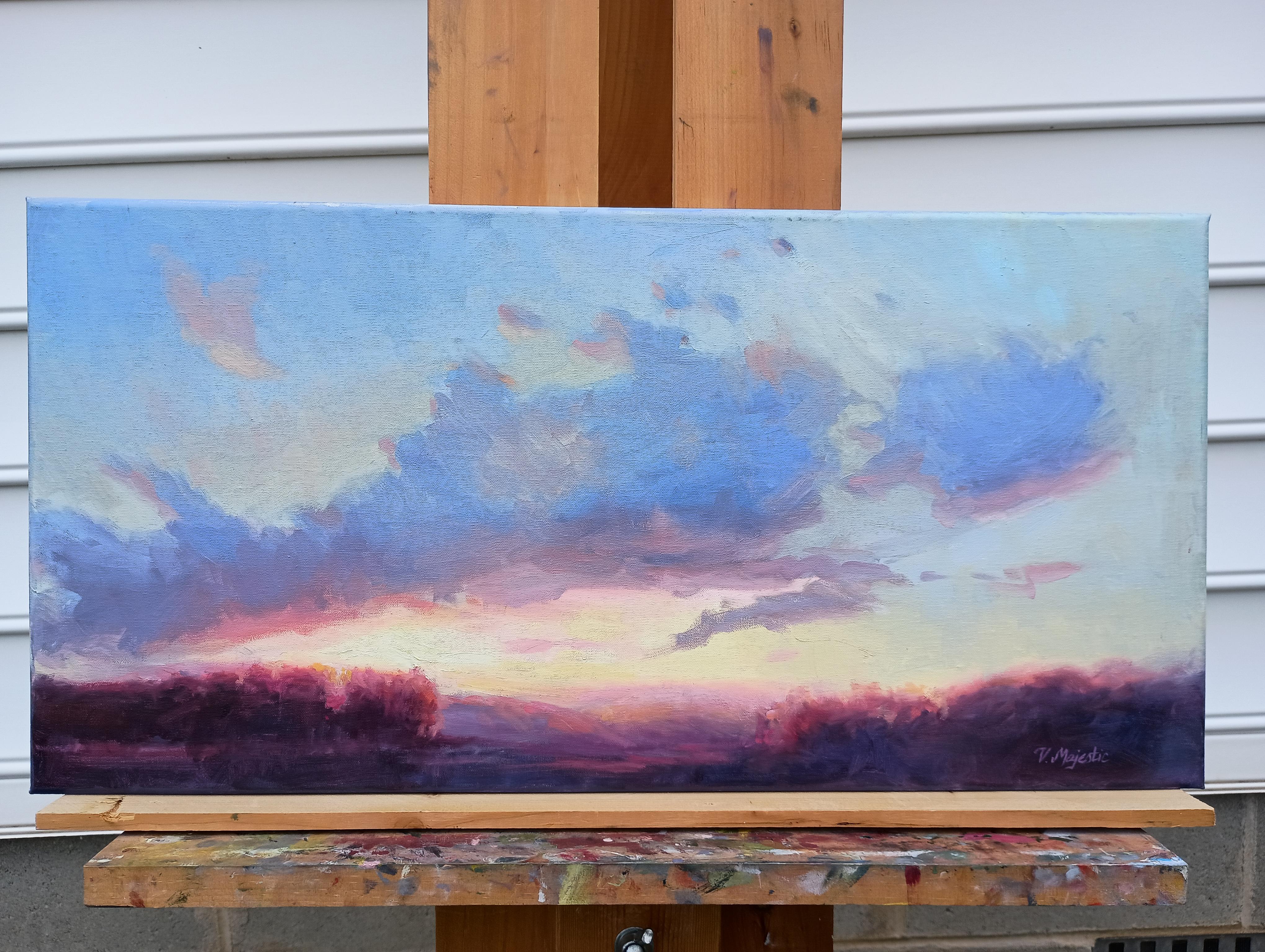 <p>Commenti dell'artista<br>Morbide nuvole rosa, blu e viola attraversano un tranquillo cielo al tramonto. Il sole proietta una luce calda e ardente sul paesaggio. La luce delicata e i toni delicati evocano un profondo senso di calma e
