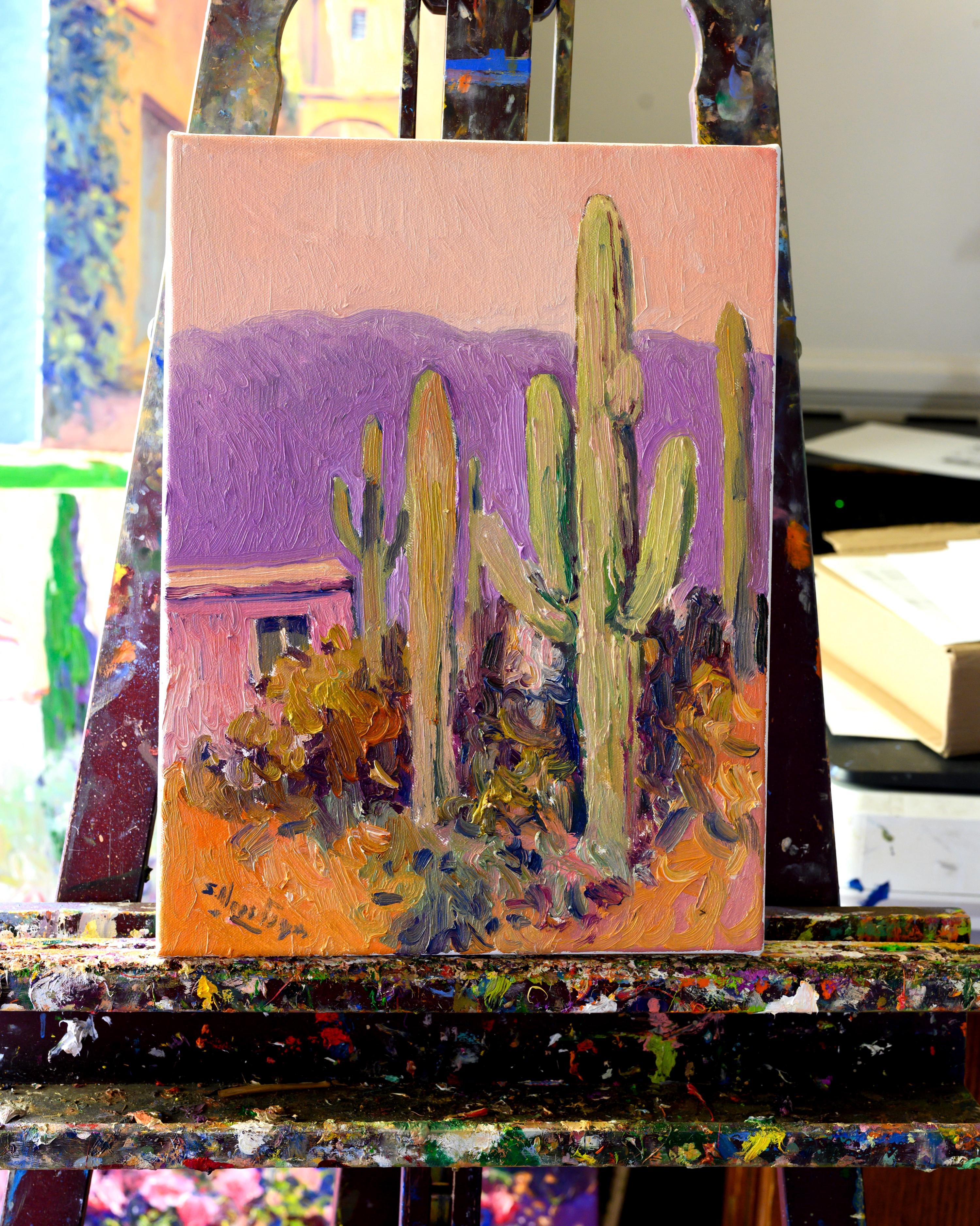 <p>Commenti dell'artista<br>La luce della sera proietta un bagliore dorato sul deserto dell'Arizona, illuminando gli alti cactus saguaro che si protendono verso il cielo. In lontananza, le montagne di un tenue color porpora creano un contrasto