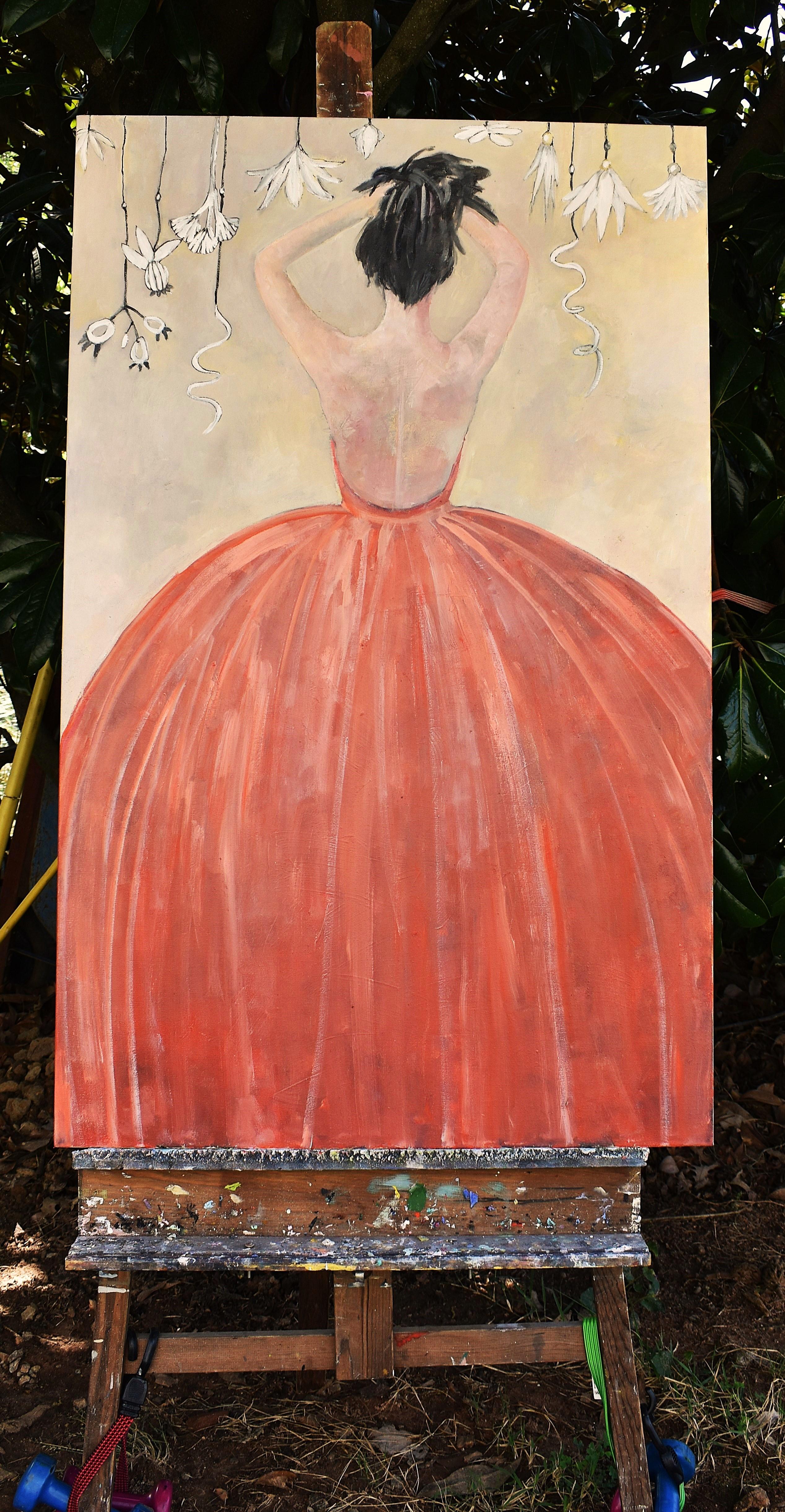 <p>Commentaires de l'artiste<br>Une femme se tient debout, dos au spectateur, ajustant gracieusement ses cheveux de jais. Elle porte une robe rouge fluide qui contraste magnifiquement avec la douceur de l'arrière-plan. Les fleurs pendent