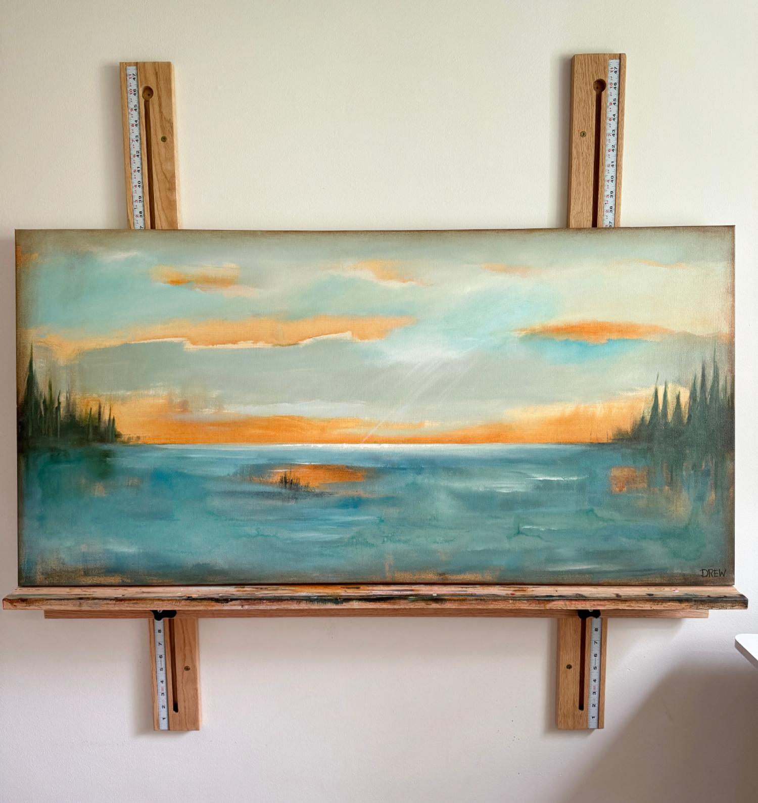 <p>Comentarios del artista<br>Una amplia vista del lago brilla bajo un cielo azul brillante, donde radiantes nubes anaranjadas resplandecen bajo el sol de primera hora de la mañana. El artista Drew Noel Marin, natural de Michigan, capta el apacible