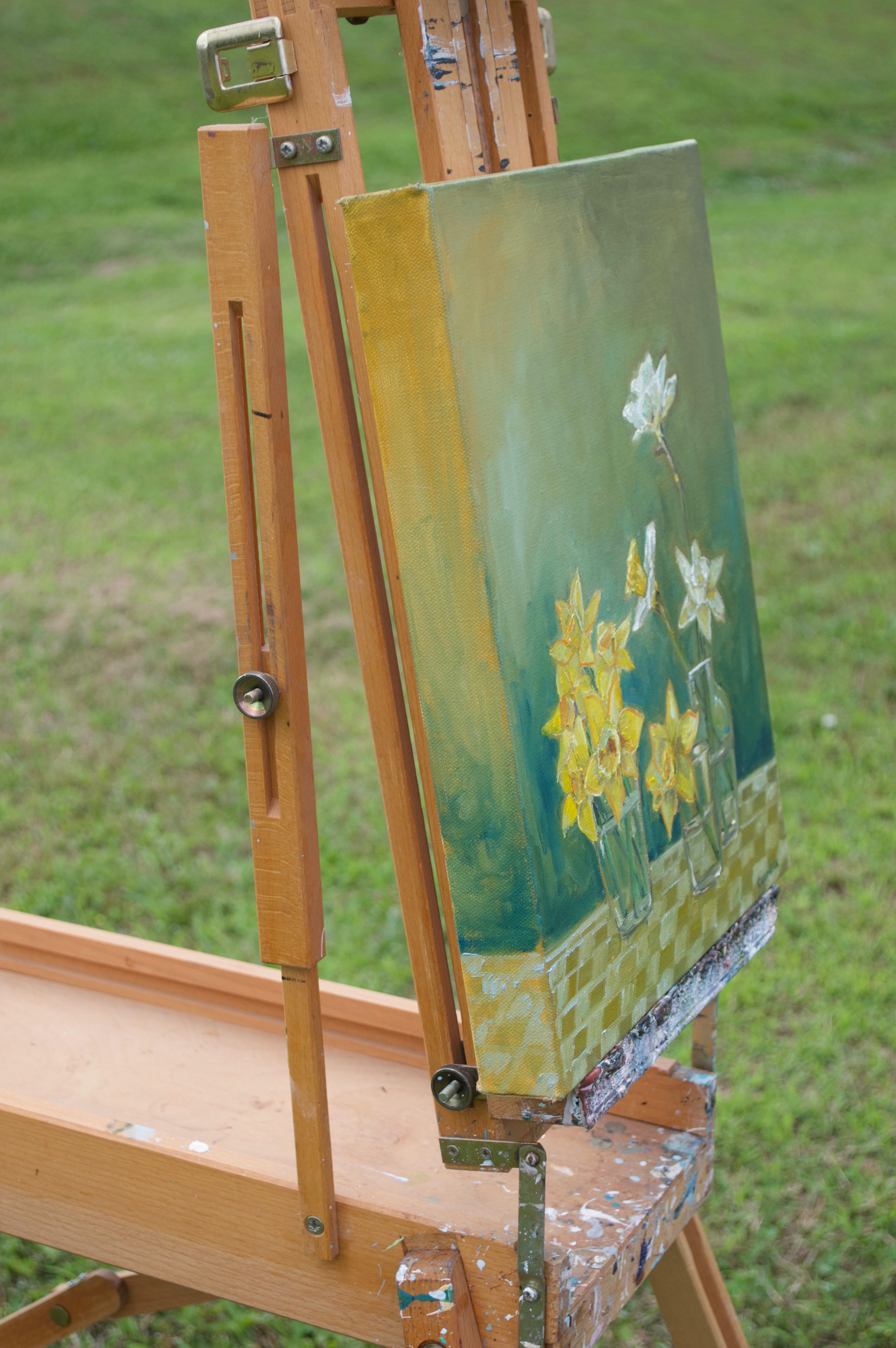 Daffodil Study, Oil Painting - Gray Still-Life Painting by Alana Clumeck