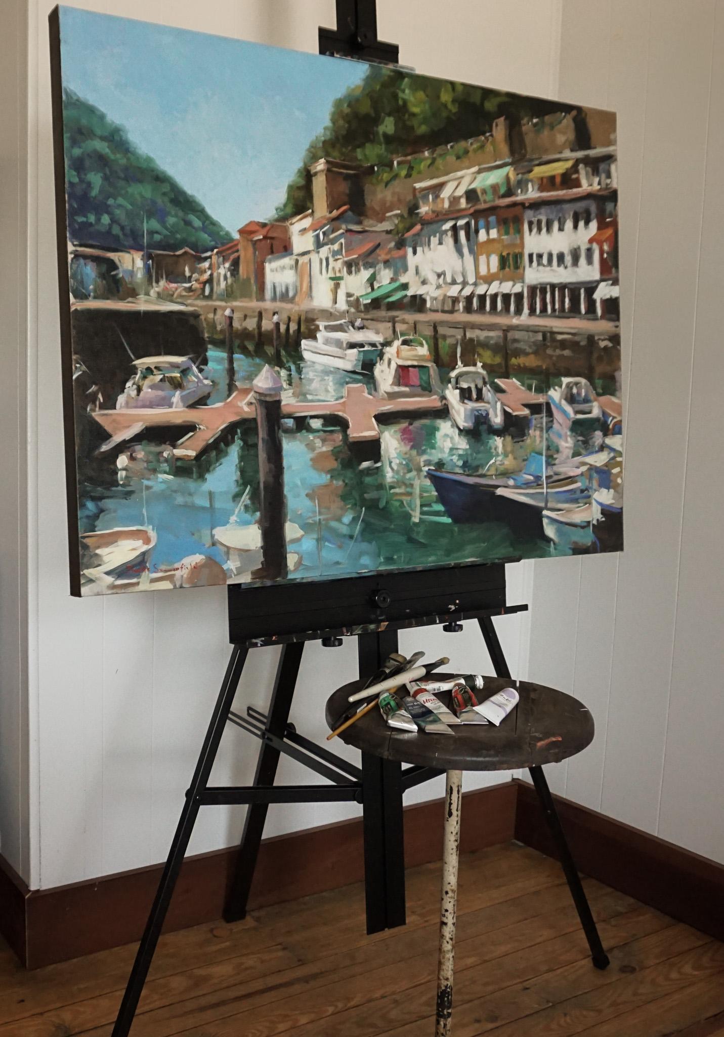 <p>Commenti dell'artista<br>Le barche costeggiano un pittoresco porticciolo e i loro colori si riflettono dolcemente sull'acqua. L'artista Jonelle Summerfield racconta che per prepararsi al Cammino di Santiago ha trascorso una breve vacanza a San