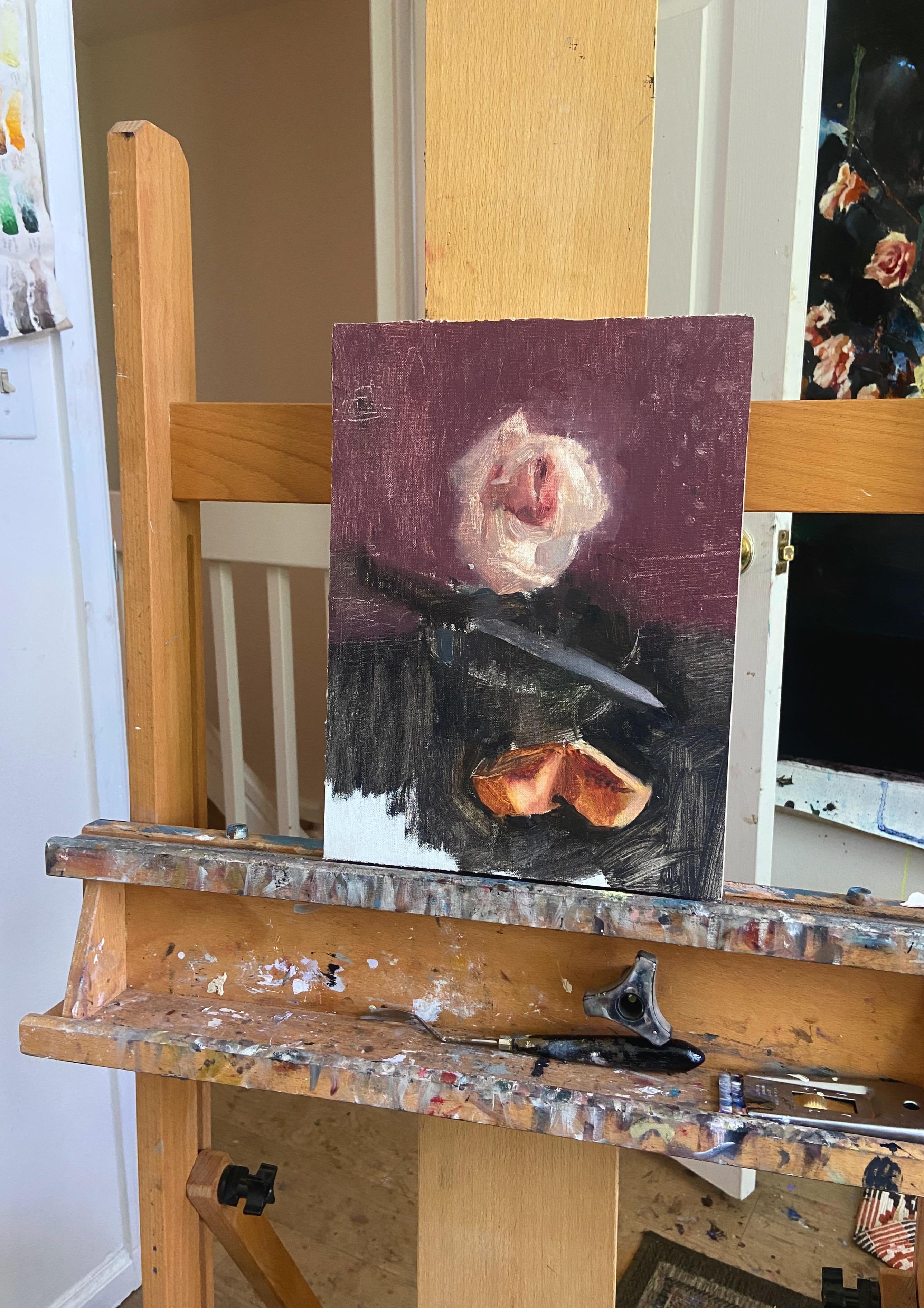 <p>Commentaires de l'artiste<br>Une nature morte présente un arrangement composé d'une rose, d'un couteau et d'une pêche. Des traits lâches et des couleurs sourdes donnent une variation de texture à la composition. Au cours de l'été 2023, l'artiste