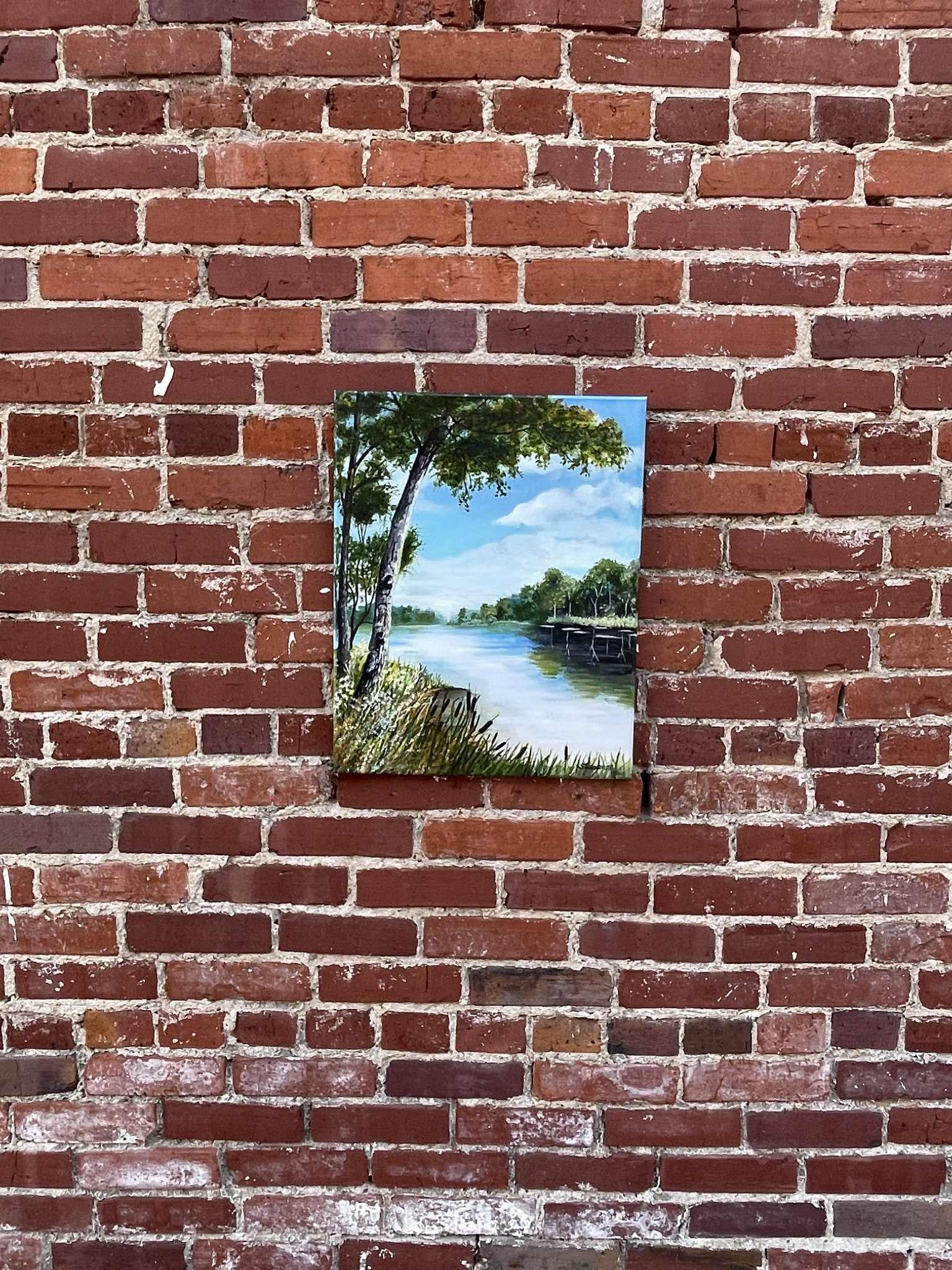 <p>Commentaires de l'artiste<br>De doux nuages dérivent dans le ciel, créant une toile de fond calme pour une rivière qui s'étend au loin. Le long de ses berges, les arbres se reflètent gracieusement dans l'eau, leurs formes en miroir ajoutant à la