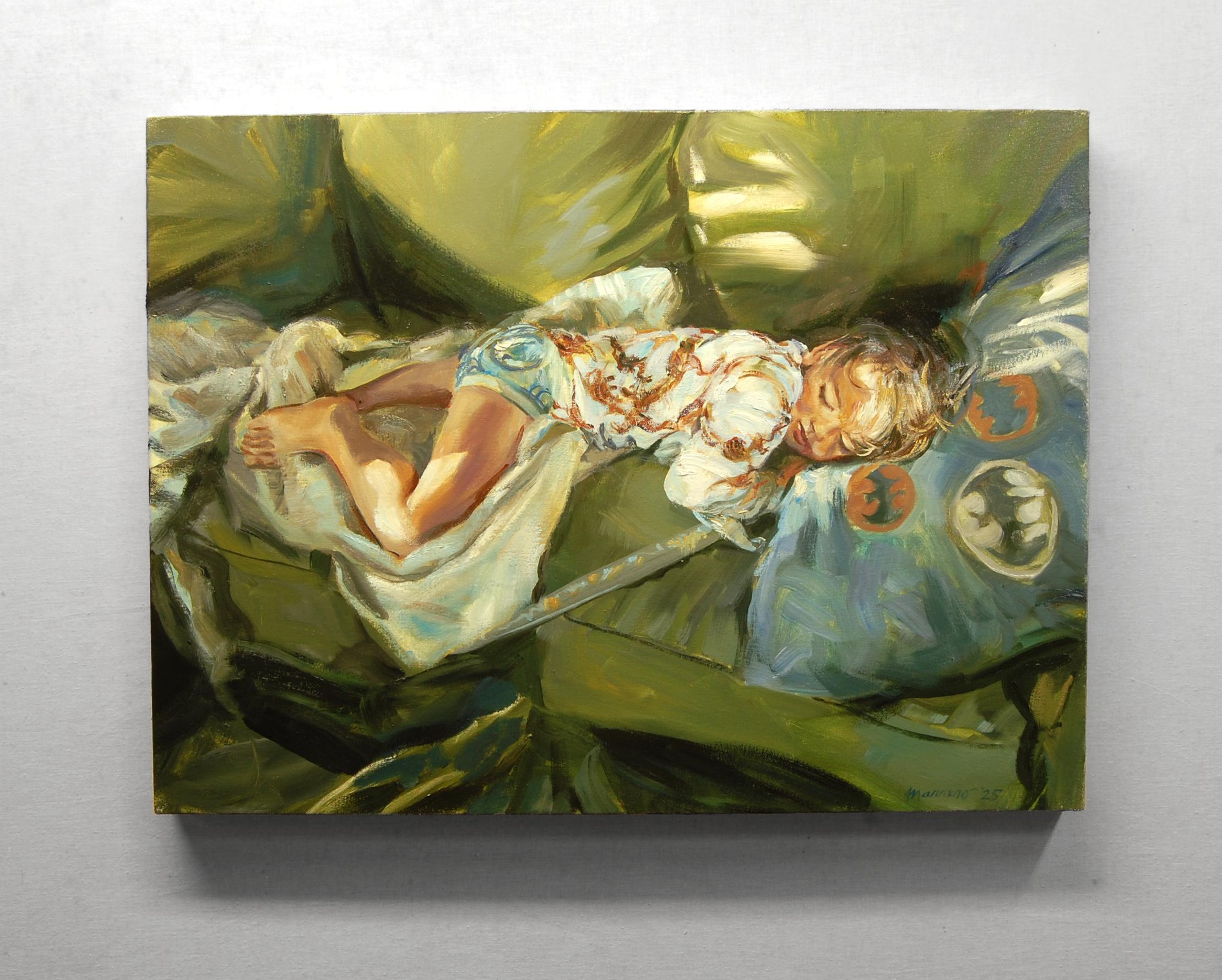 <p>Kommentare des Künstlers<br>Ein kleiner Junge schläft auf einer Couch mit seinem Plastikschwert. Mit seiner symbolischen Lieblingskleidung und einem heldenhaften Kopfkissenbezug betritt er friedlich das Traumland. Das Sonnenlicht des frühen