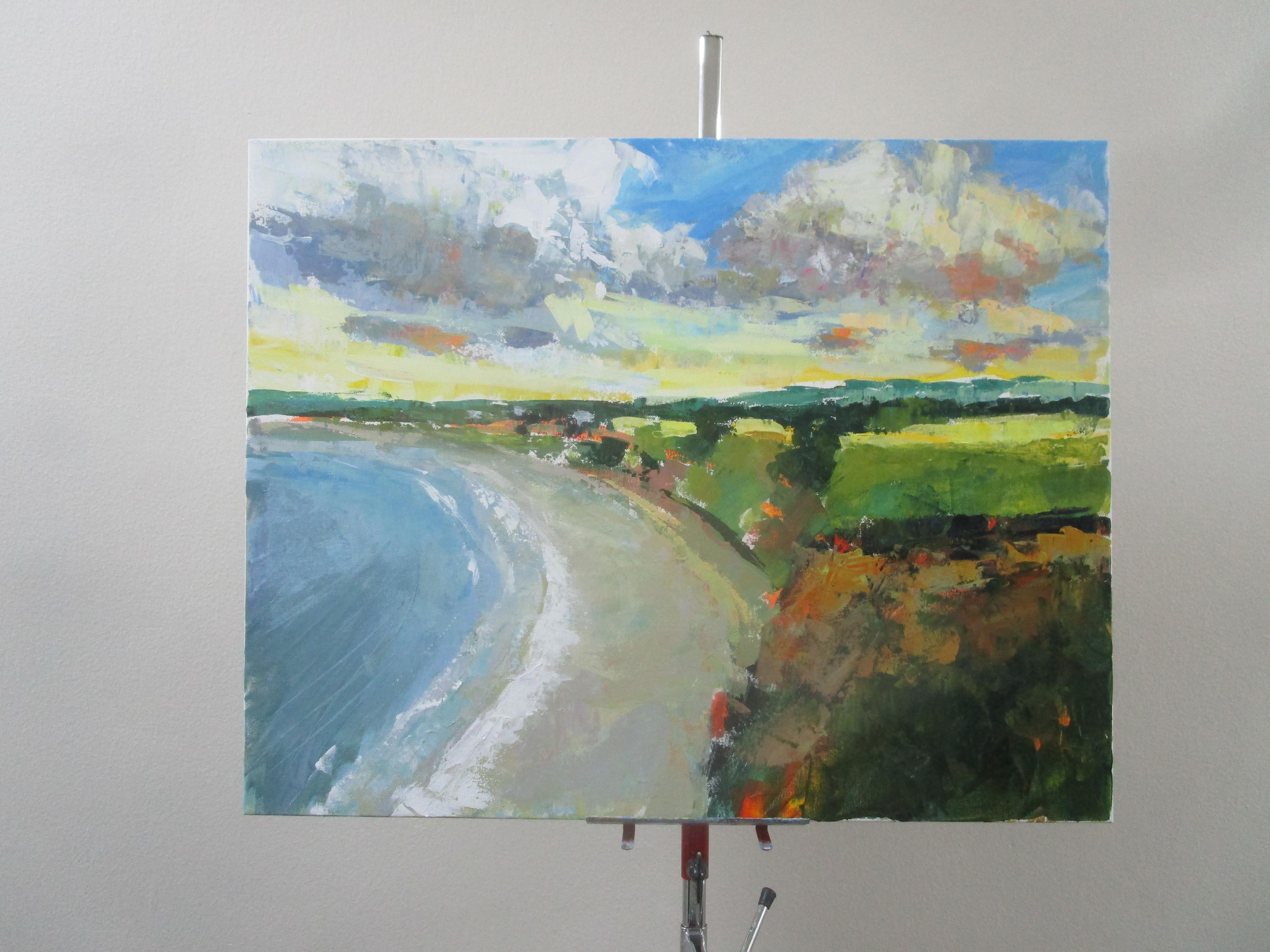 <p>Commentaires de l'artiste<br>L'artiste Janet Dyer capture la beauté fugace du ciel dans cette scène côtière. De doux nuages dérivent au-dessus de l'horizon, la lumière dorée du coucher de soleil s'éloignant au loin. Peinte au pinceau et au