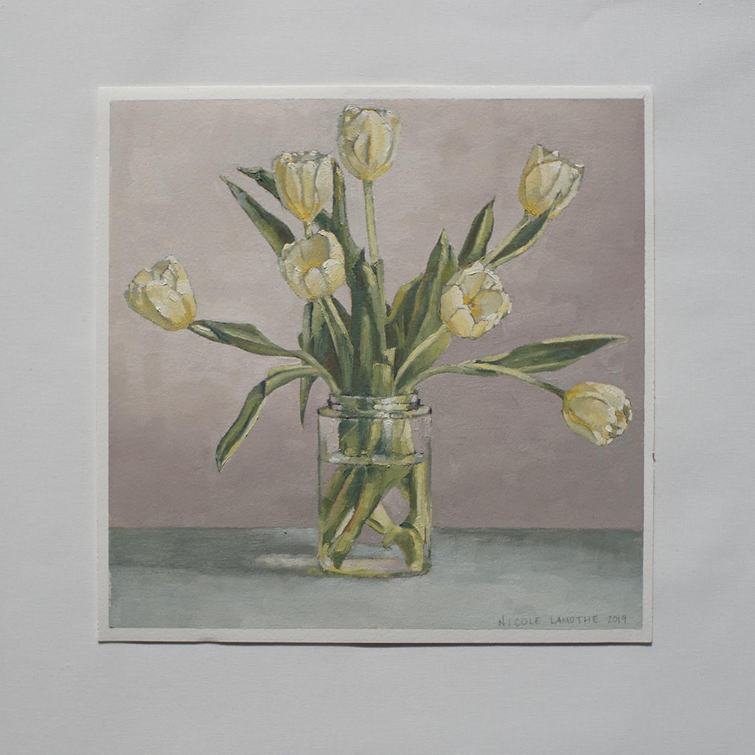 <p>Commentaires de l'artiste<br />Un bouquet frais de tulipes jaunes danse dans un pot en verre simple sur un fond gris-bleu et violet discret. Nicole a peint l'œuvre à la mi-novembre et dit avoir été très surprise de trouver un bouquet aussi vivant