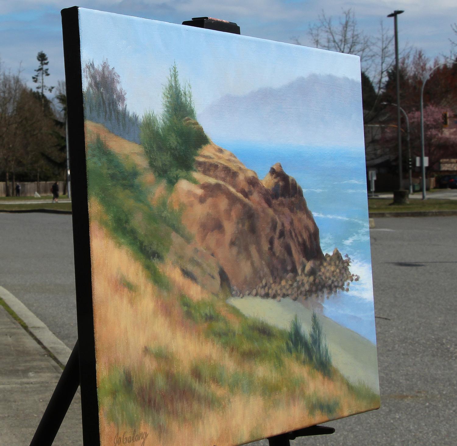 <p>Commenti dell'artista<br />Dopo una gita mattutina sulla costa dell'Oregon, Jo ha dipinto questa classica scena di spiaggia. Le erbe calde e la costa rocciosa attirano l'occhio e creano un piacevole contrasto con l'acqua fresca e l'aria nebbiosa