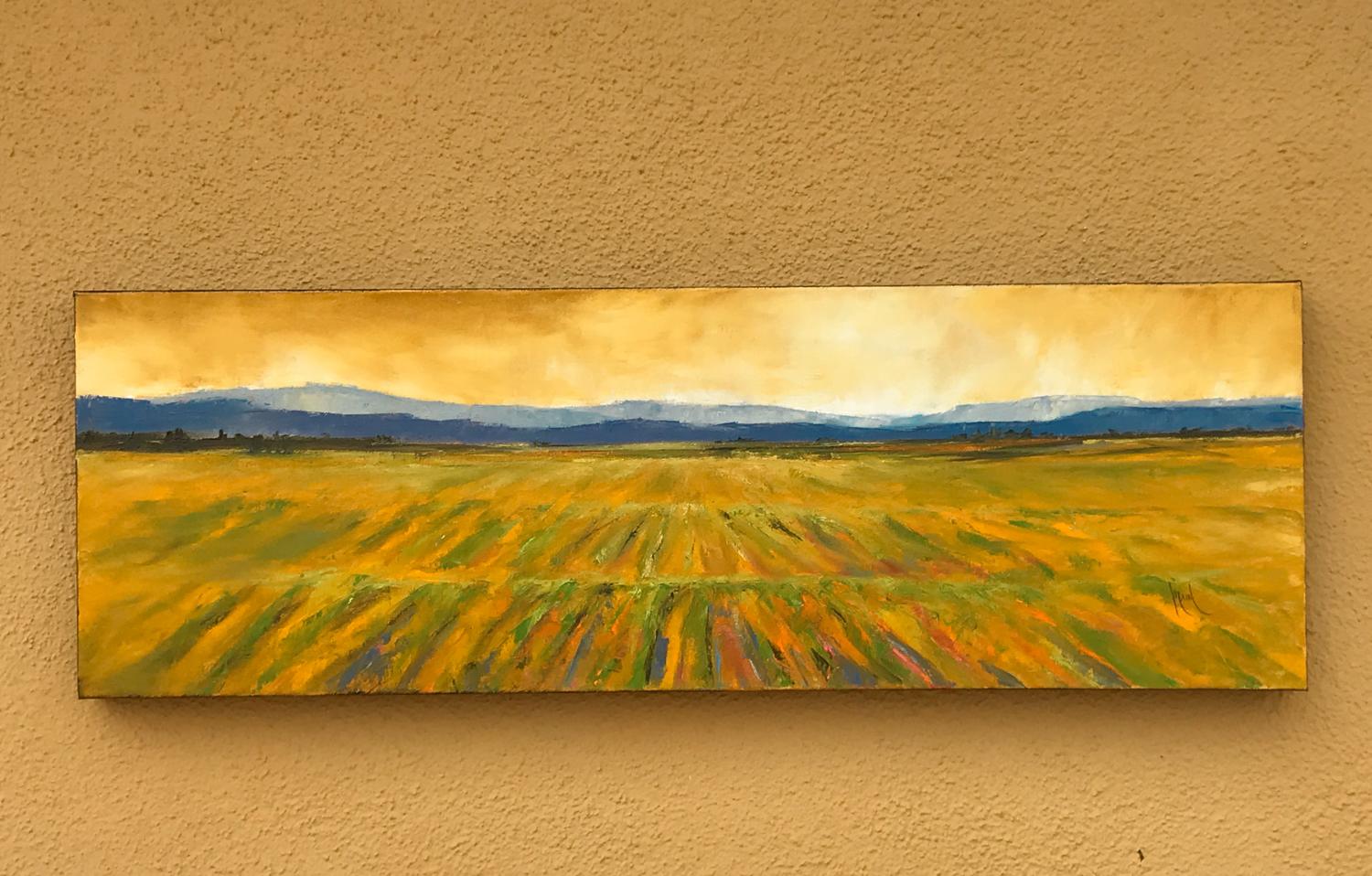 <p>Kommentare des Künstlers<br />Zeitgenössische impressionistische Landschaft mit Weinbergen bei Sonnenuntergang. Die strahlenden Linien der Felder lenken den Blick auf Bäume und Berge am Horizont und einen Lichtausbruch am creme- und ockerfarbenen