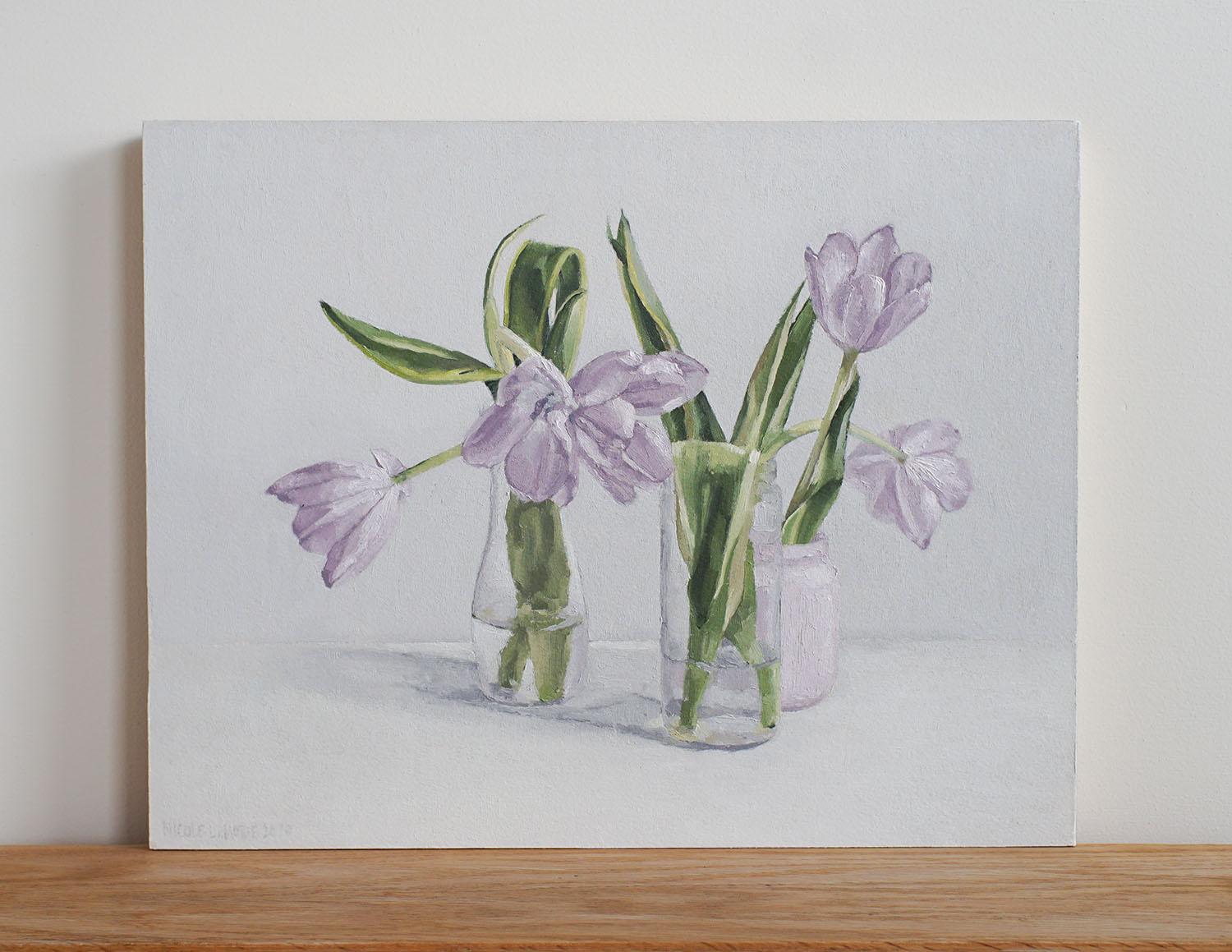Peinture à l'huile, tulipes violettes pâles - Réalisme américain Painting par Nicole Lamothe