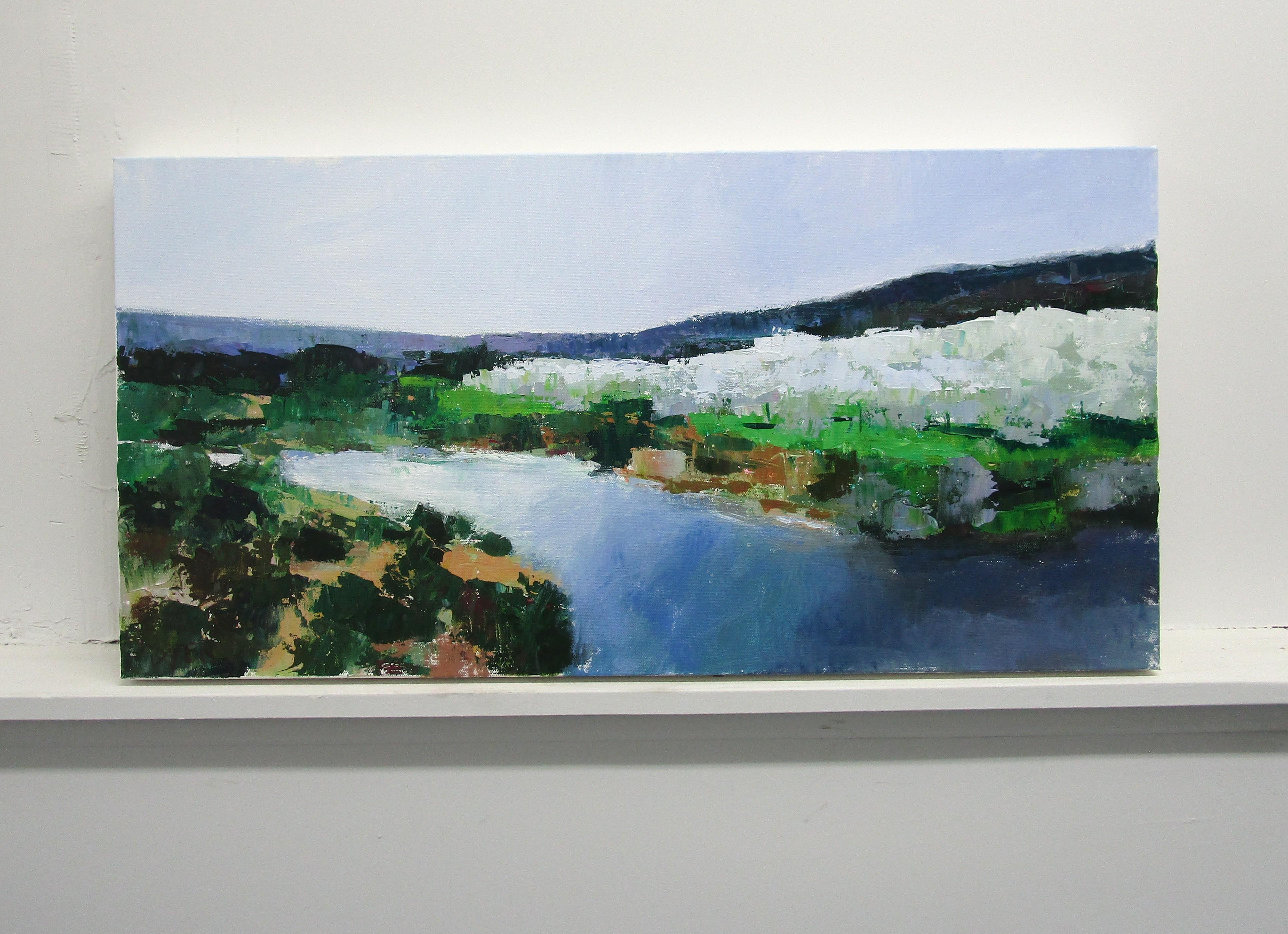 <p>Commentaires de l'artiste<br />Une soirée calme le long d'une rivière en Provence, France, avec vue sur une oliveraie. Le ciel neutre et l'eau bleue froide accentuent le paysage verdoyant. Un grand nombre de détails suggérés avec une économie de