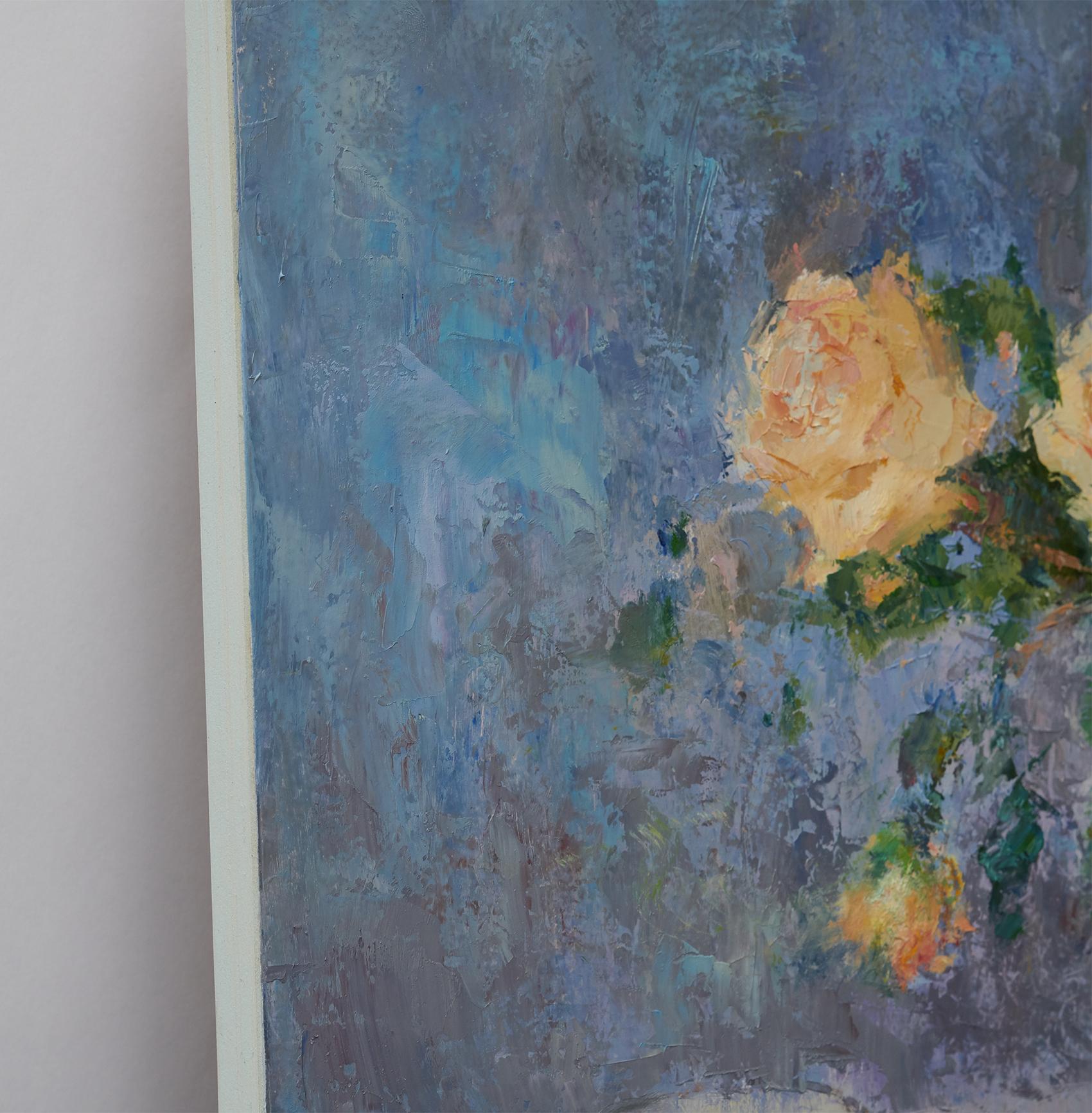 Vase italien de roses jaunes et de roses, peinture à l'huile - Painting de Oksana Johnson