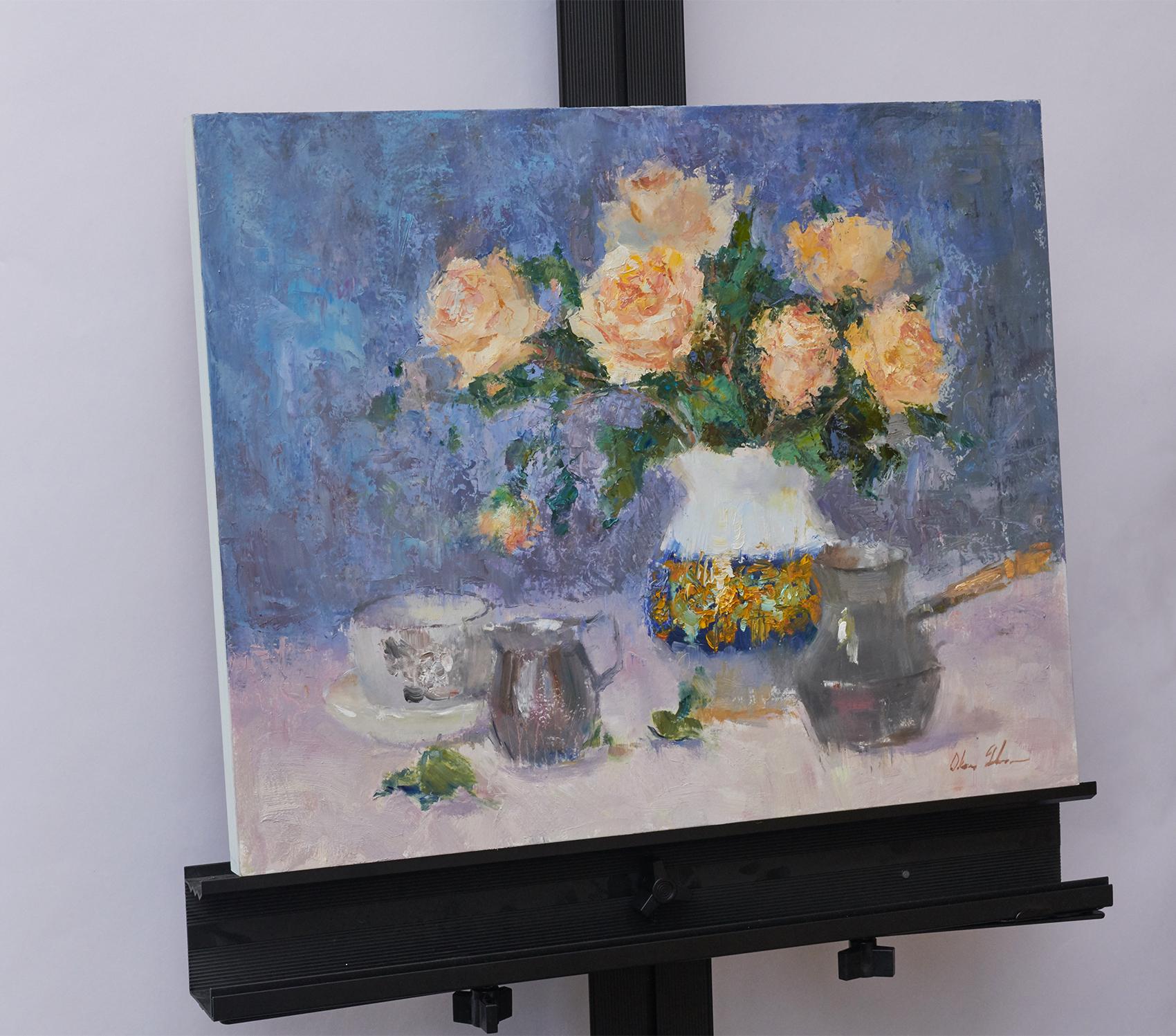 Vase italien de roses jaunes et de roses, peinture à l'huile - Impressionnisme abstrait Painting par Oksana Johnson