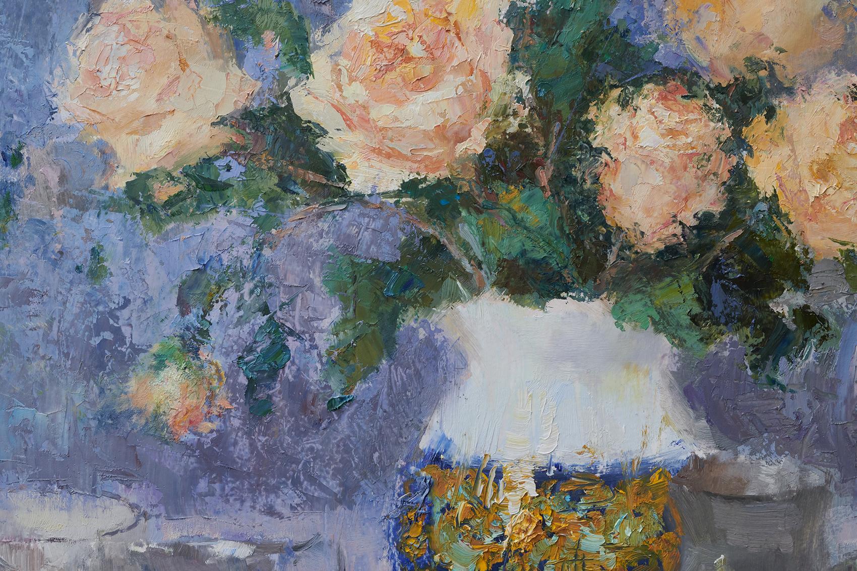 Rosas amarillas y jarrón italiano, Pintura al óleo - Still-Life Painting Gris de Oksana Johnson