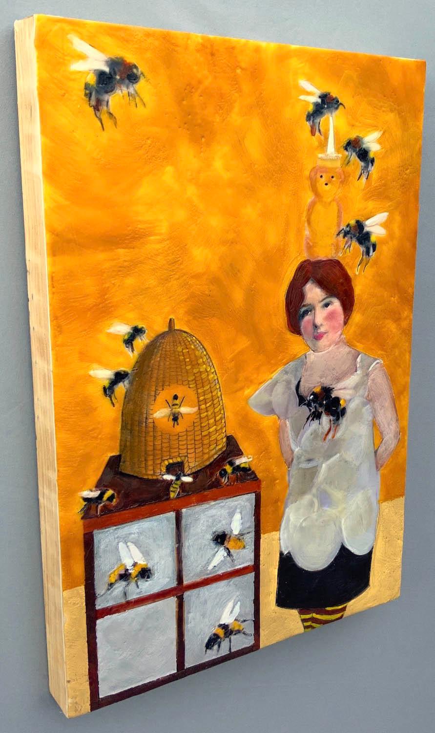 <p>Commenti dell'artista<br>L'artista Linda Benenati inserisce spesso delle api nei suoi dipinti come tributo al medium encausto che si ottiene dalla cera delle api. In questo pezzo si vede una donna in piedi accanto a un apiario. Api ronzanti