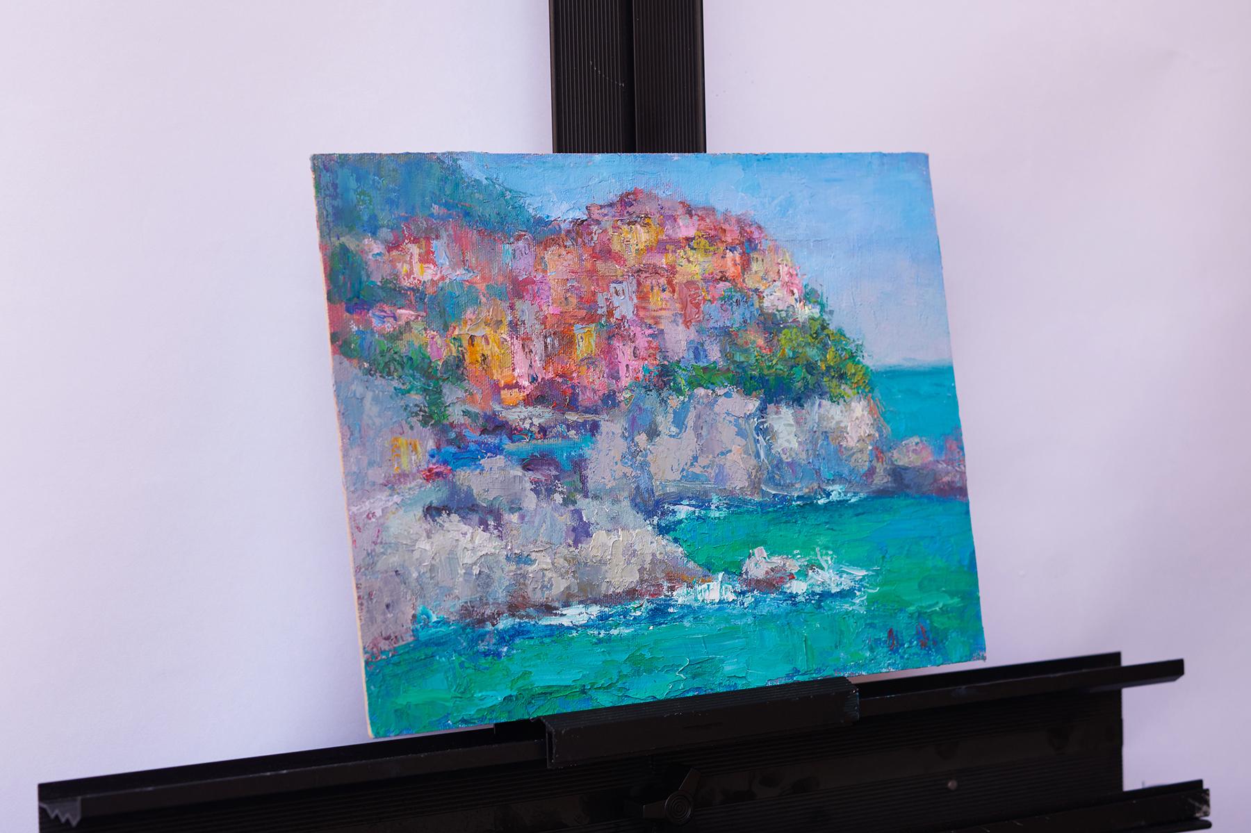 Le Village au bord de la mer, peinture à l'huile - Painting de Oksana Johnson