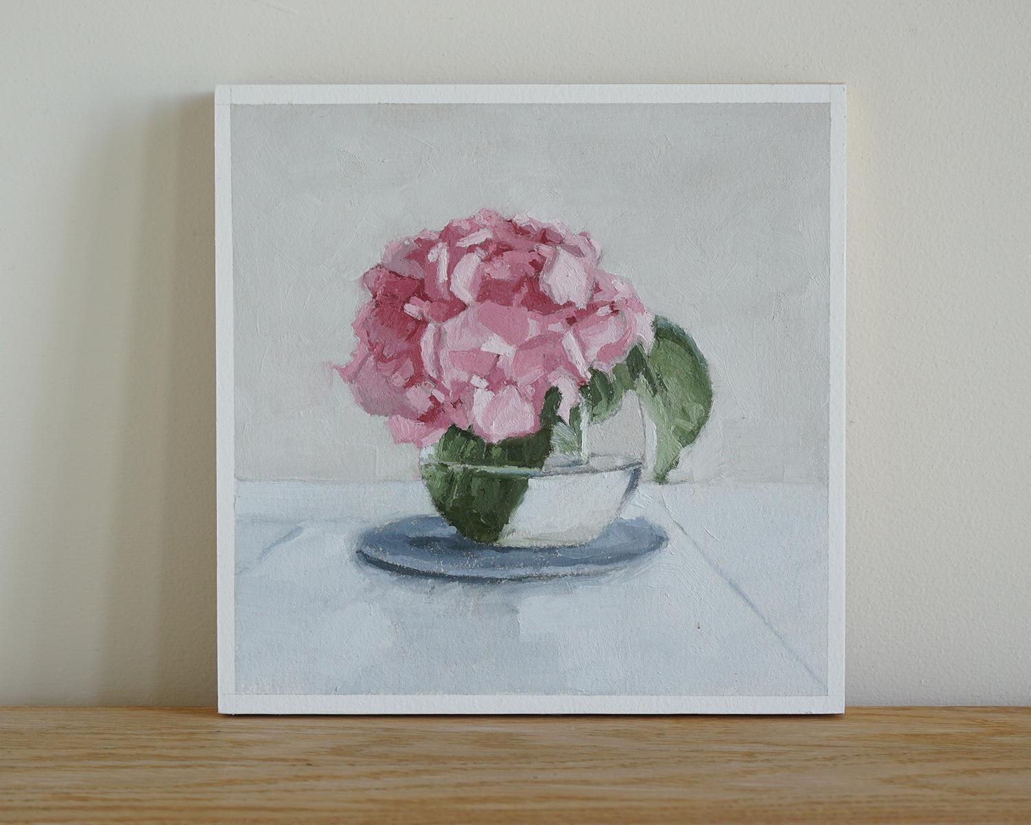 <p>Commenti dell'artista<br />Un gruppo di ortensie rosa disposte in un vaso trasparente e arrotondato in piena fioritura. L'artista Nicole Lamothe ha dipinto questo pezzo in alla-prima, scegliendo di utilizzare questa tecnica di pittura diretta per