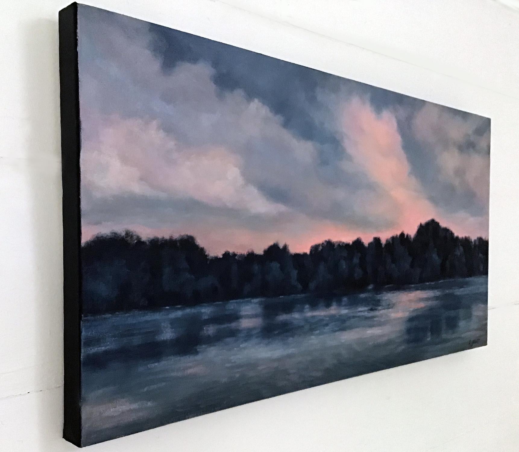 Lake at Twilight, Koralle und Indigo, Ölgemälde – Painting von Elizabeth Garat