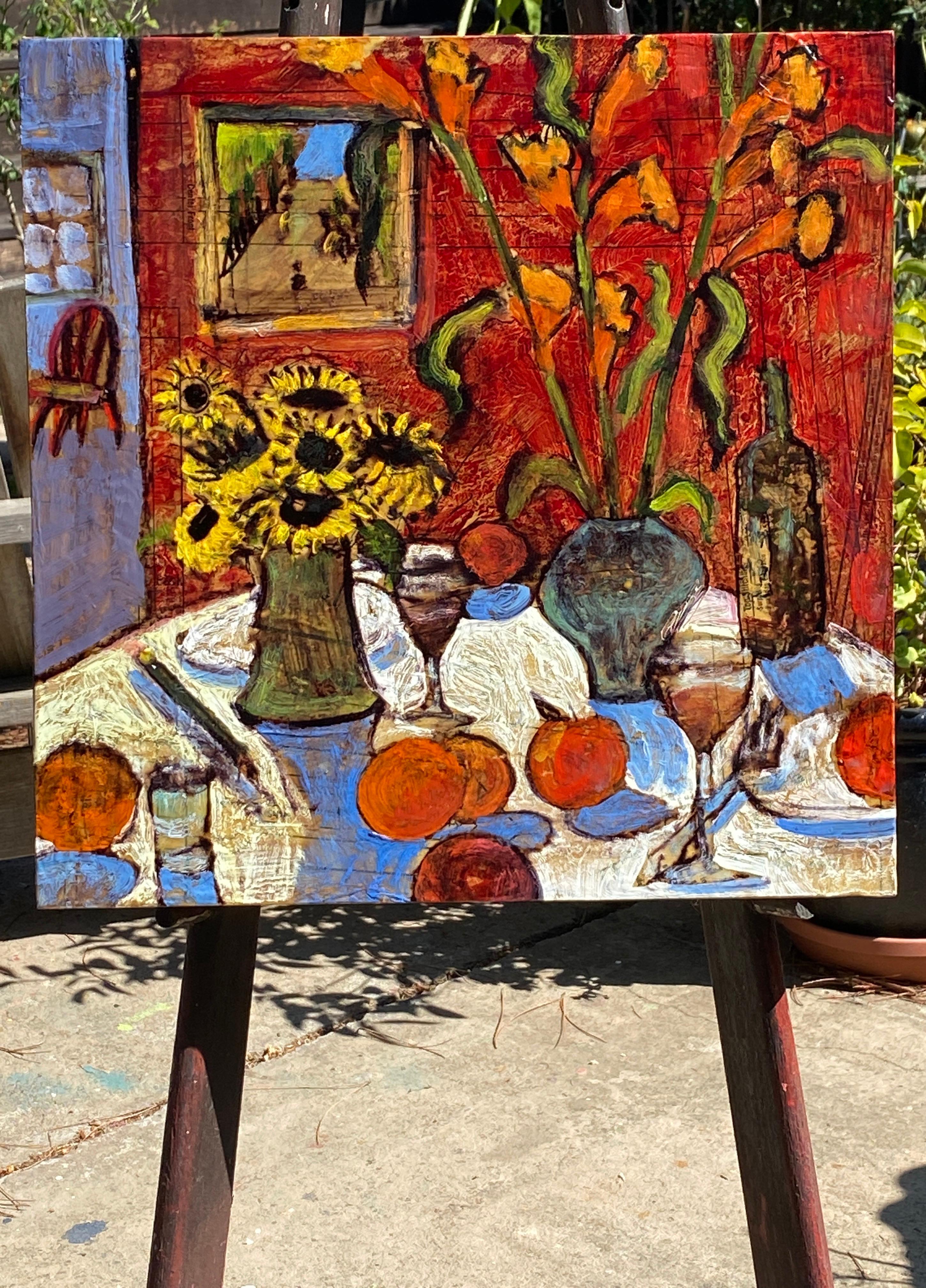 <p>Commentaires de l'artiste<br>Un étalage chaleureux et vibrant de fleurs orange et jaunes dans des vases, avec des fruits, des couverts et du vin par l'artiste James Hartman. Un tableau est accroché contre le mur rouge, tandis qu'une vue d'une