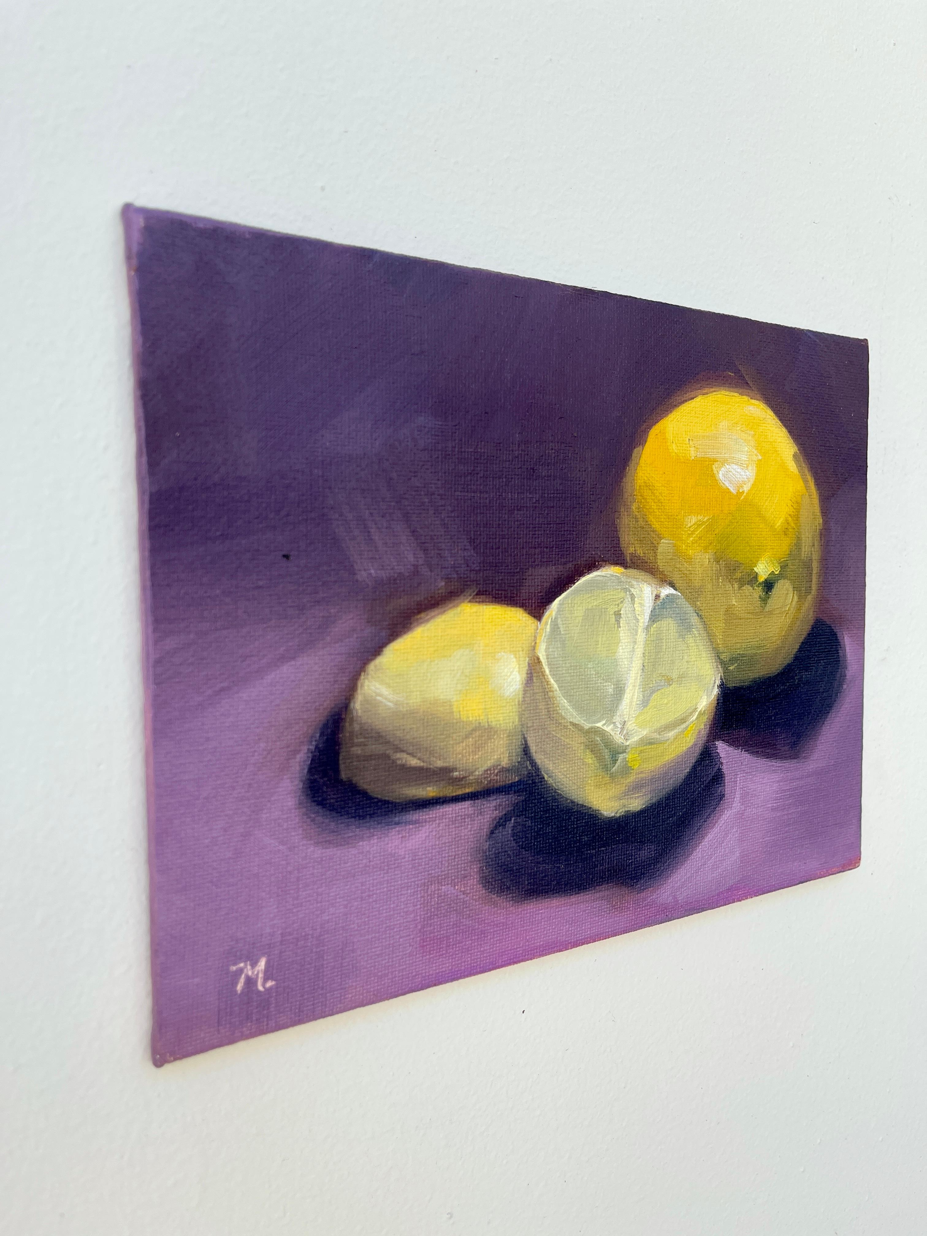 Agrumi freschi appoggiati su un panno viola, pittura a olio - Art Impressionismo astratto di Malia Pettit