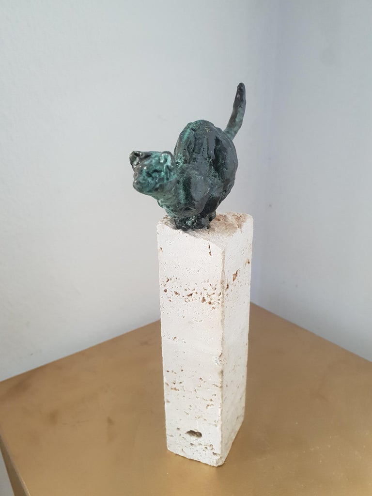 Cat about to jump by Helle Crawford, Green / Black Bronze sculpture on sandstone - Gold Figurative Sculpture by Helle Rask Crawford