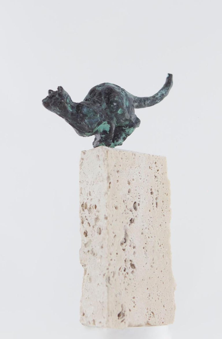 Cat about to jump by Helle Crawford, Green / Black Bronze sculpture on sandstone - Sculpture by Helle Rask Crawford