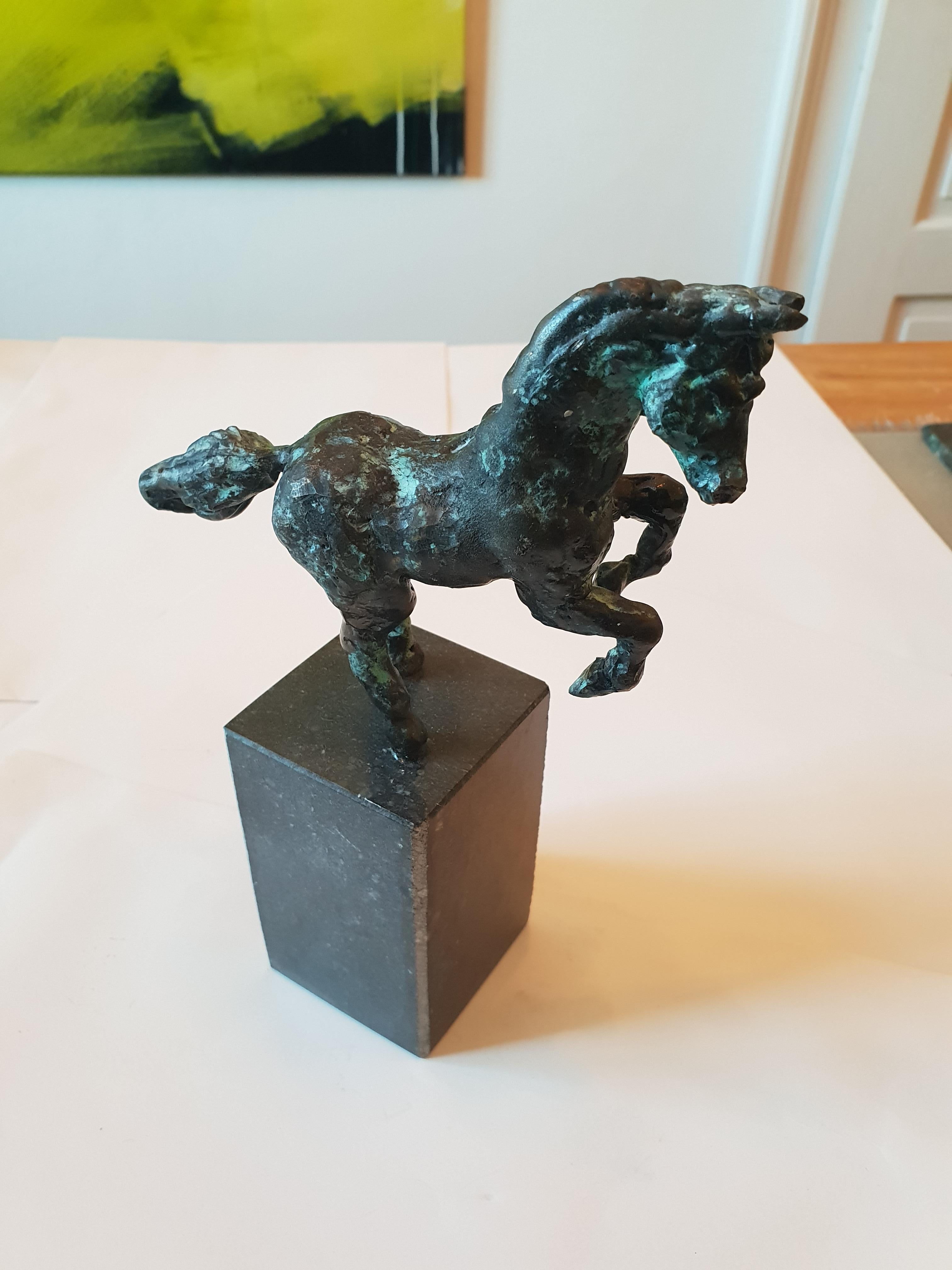 Davinci's Horse Rears von Helle Crawford, Bronzeskulptur eines Pferdes (Gold), Figurative Sculpture, von Helle Rask Crawford