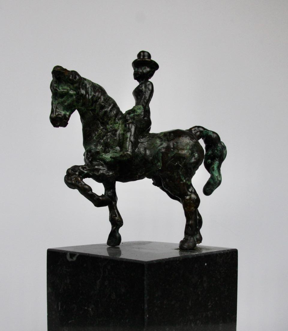 Kleine Ausrüstung von Helle Crawford, Bronzeskulptur eines Pferdes, das eine Frau trägt – Sculpture von Helle Rask Crawford