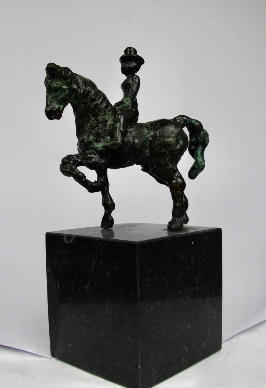 Kleine Ausrüstung von Helle Crawford, Bronzeskulptur eines Pferdes, das eine Frau trägt (Zeitgenössisch), Sculpture, von Helle Rask Crawford