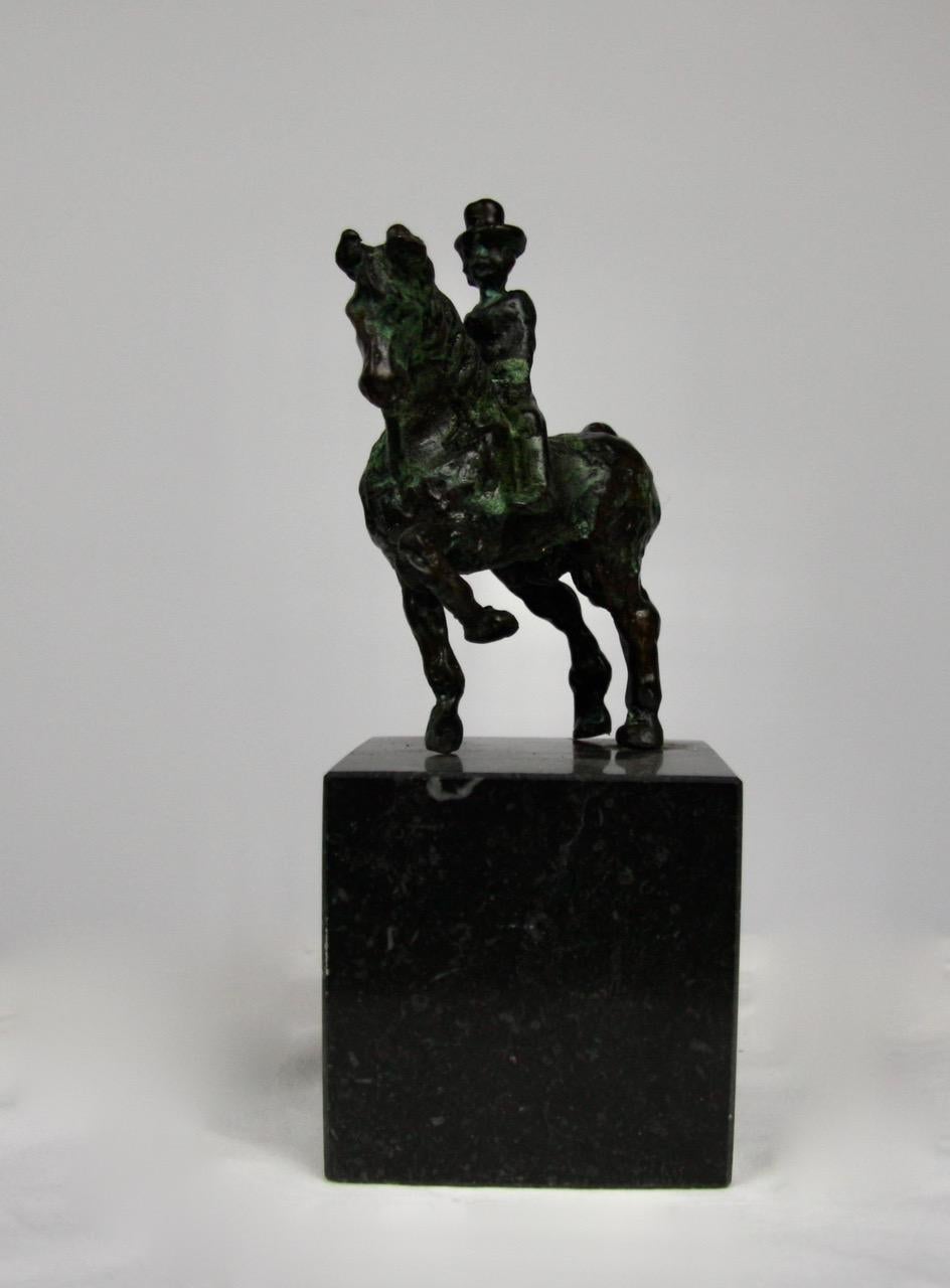 Kleine Ausrüstung von Helle Crawford, Bronzeskulptur eines Pferdes, das eine Frau trägt (Gold), Figurative Sculpture, von Helle Rask Crawford