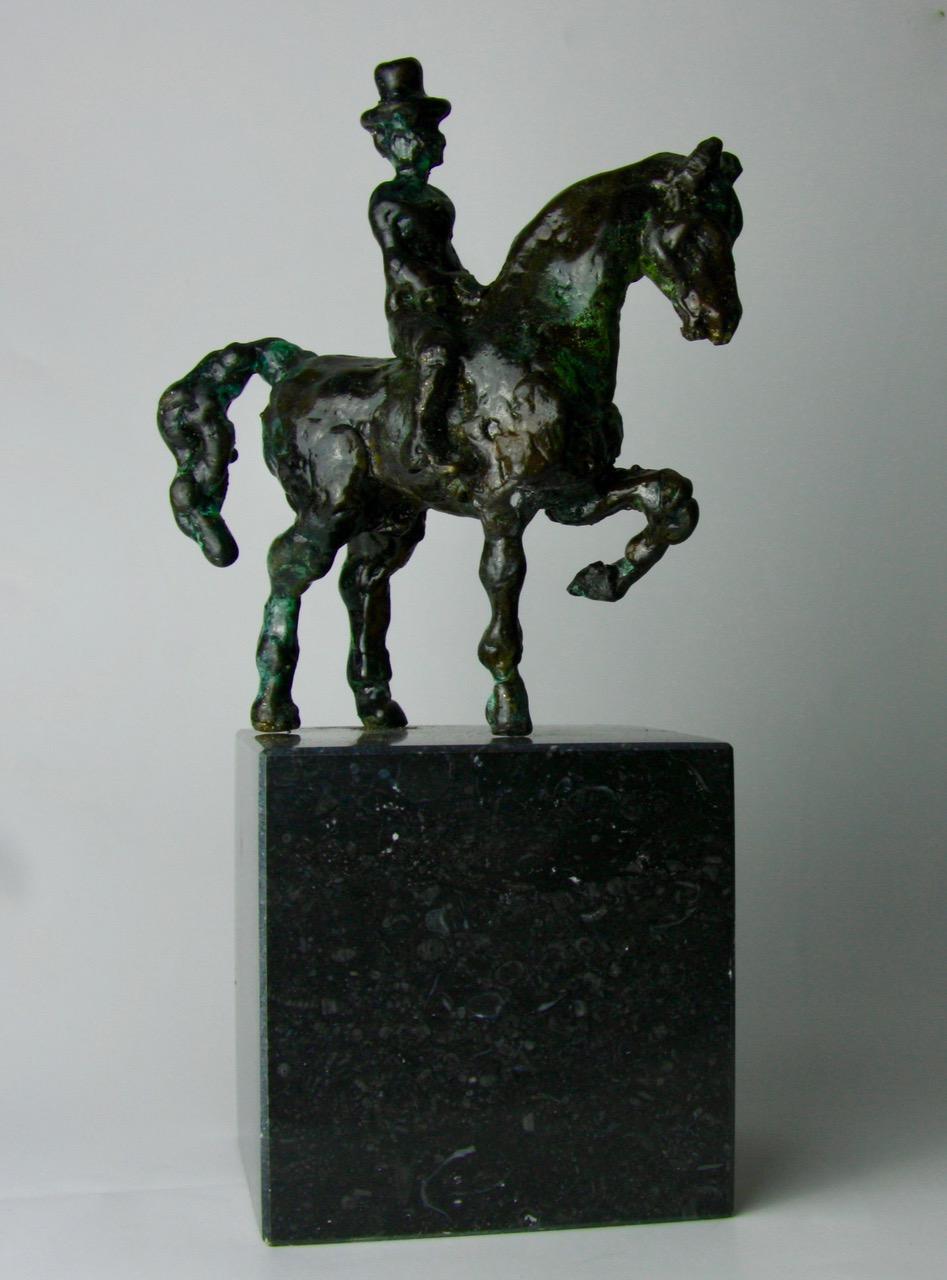 Sculpture en bronze d'un cheval portant un gentleman avec un chapeau.

Edition limitée à 8 exemplaires