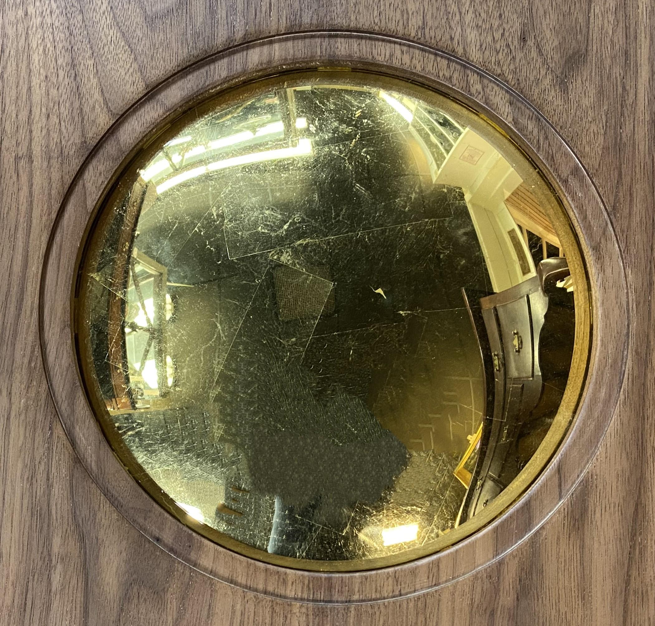 Un miroir convexe doré à l'or fin 22K de l'artiste contemporain du Maine Troy M&M. Stafford (21e s). Troy Stafford est un artiste qui a vécu sur les côtes Est et Ouest et qui réside actuellement à Brunswick, ME. Troy est un artiste aux multiples