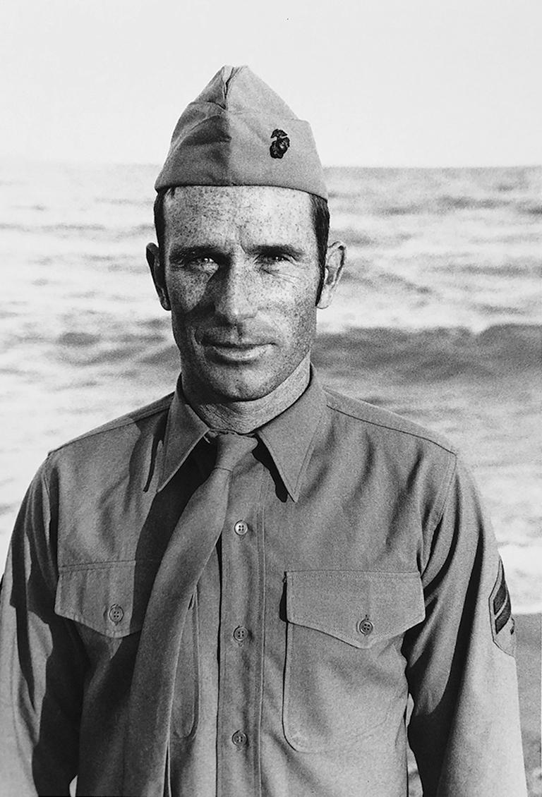 Portrait Photograph Joe Ovelman - Uniforme du Marine Corps, vers 1970 (détail n° 23)