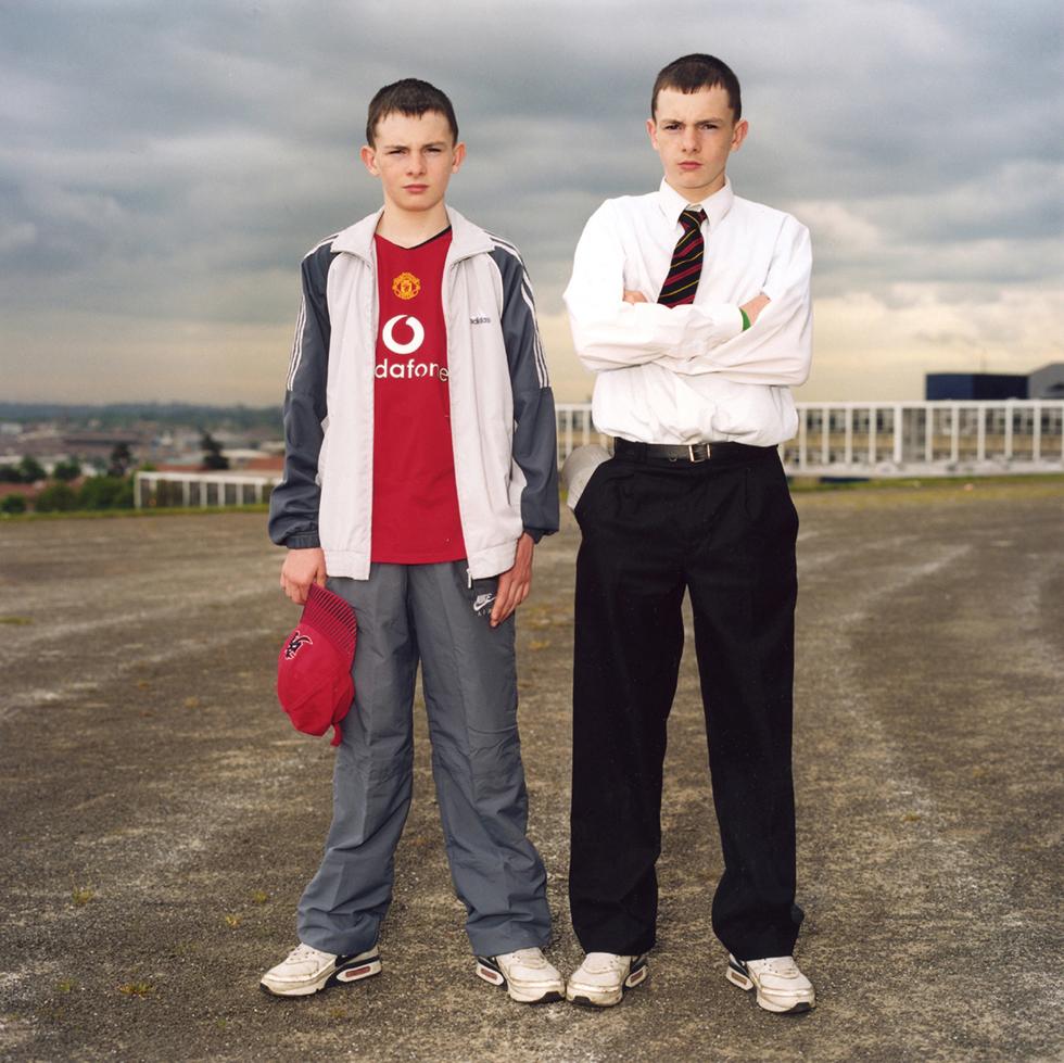 Michelle Sank Portrait Photograph – Thomas & Sean (aus „Teenagers Belfast“)