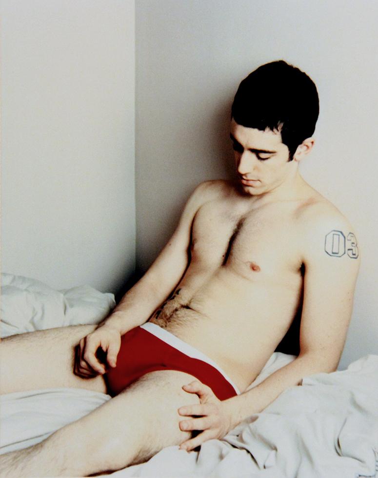 Ryan Pfluger Color Photograph – Ohne Titel (Rote Unterwäsche)