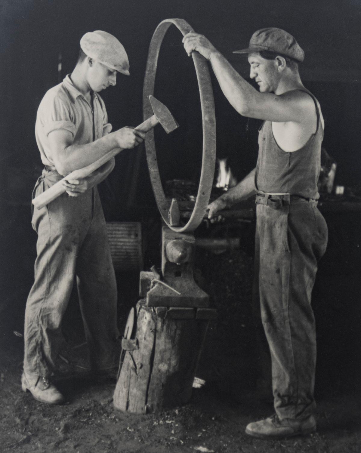 Alfons Himmelreich Black and White Photograph – Metallarbeiter aus Metall