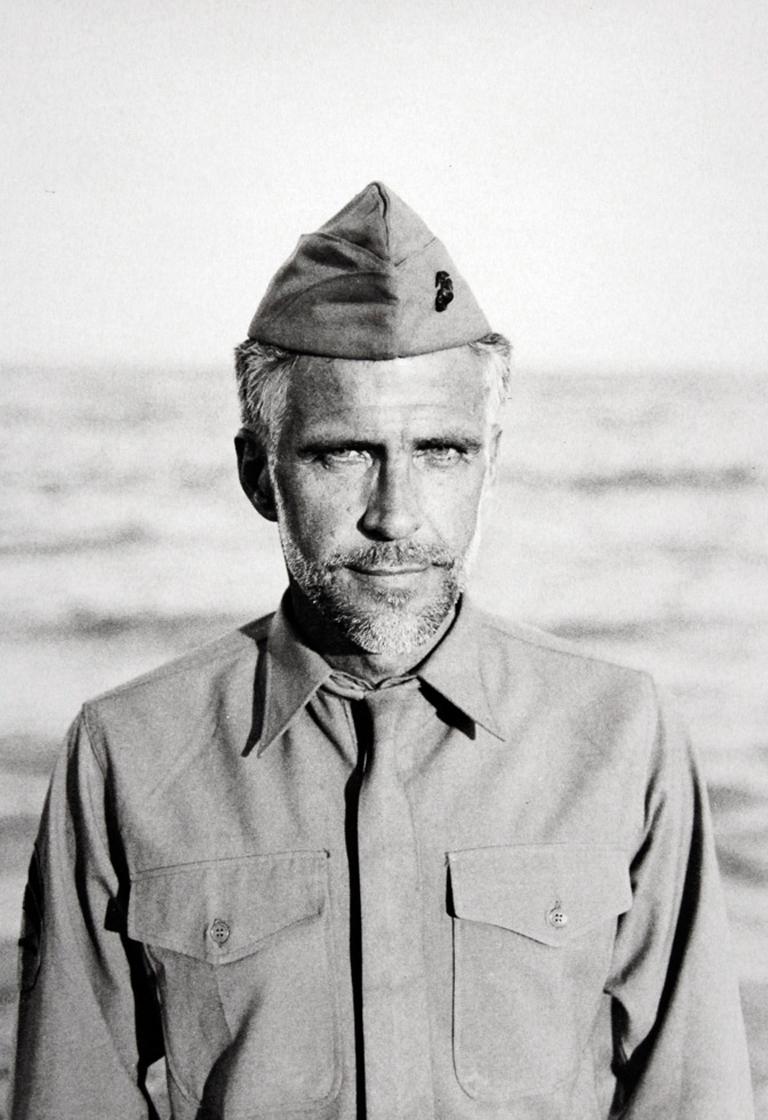 Black and White Photograph Joe Ovelman - Uniforme du Marine Corps, vers 1970 (Détail n°20)