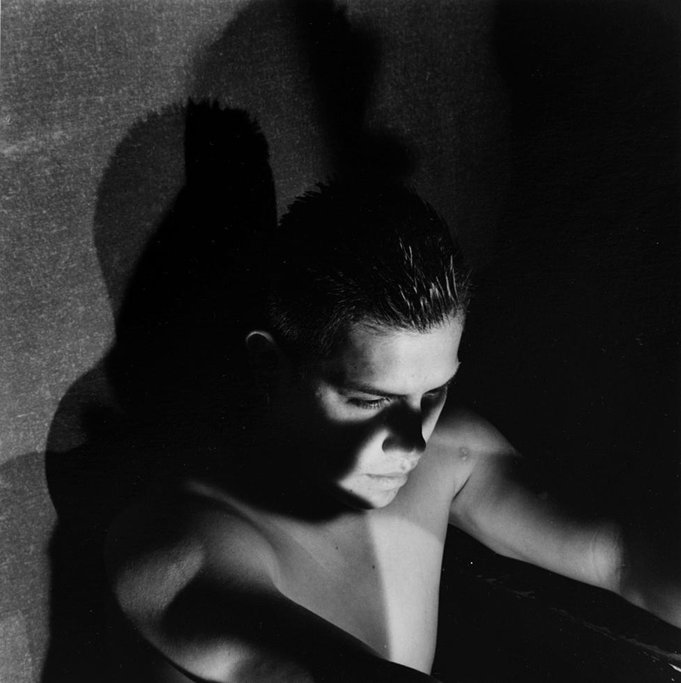 Pedro Slim Portrait Photograph – Julio Nues