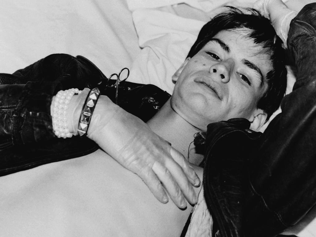 Megan "Montana" Smith Black and White Photograph – Mark und die Handschuhe [Porträt von Mark Morrisroe]