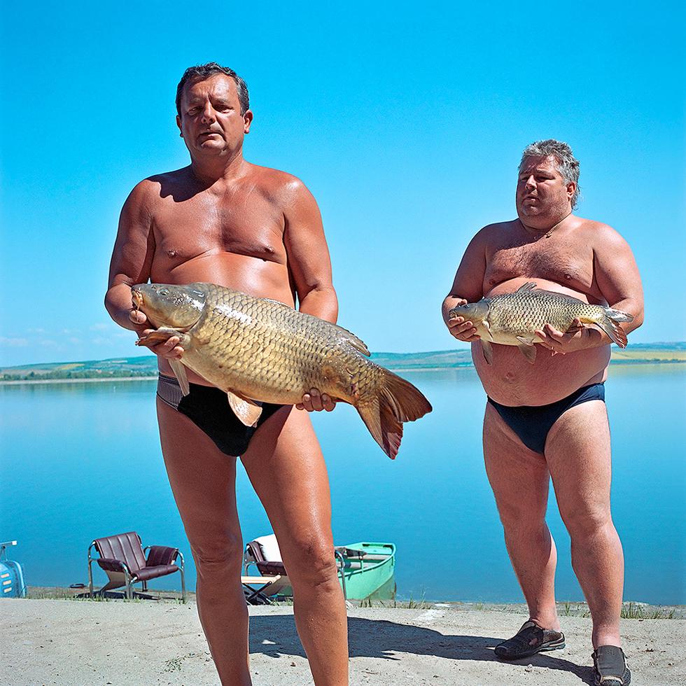 Color Photograph Evžen Sobek - Sans titre (hommes avec poissons)