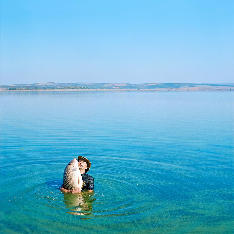 Color Photograph Evžen Sobek - Sans titre (Un homme avec des poissons dans l'eau)