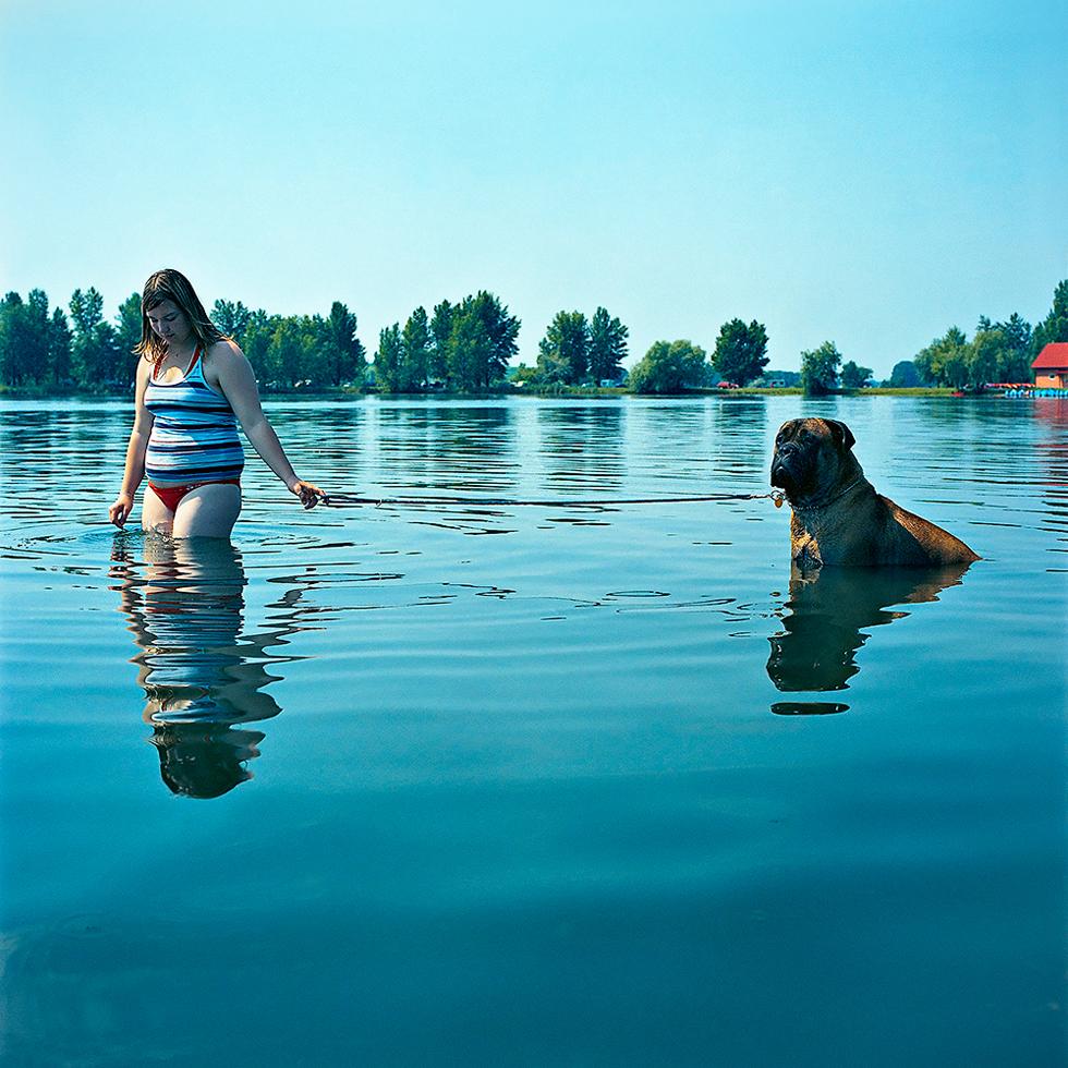 Portrait Photograph Evžen Sobek - Sans titre (Fille avec un chien dans l'eau)