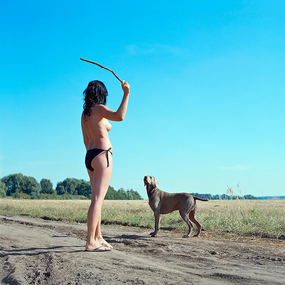 Evžen Sobek Nude Photograph – Ohne Titel (Frau mit Hund)