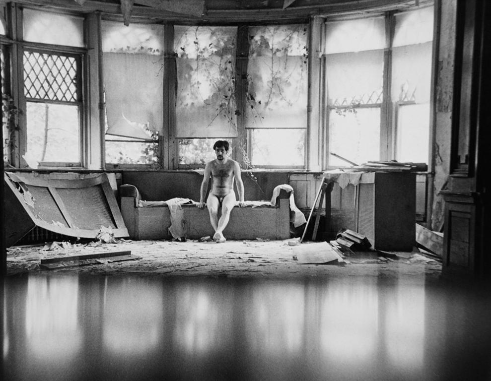 Karen Tweedy-Holmes Black and White Photograph – Man in einem abgebauten Haus