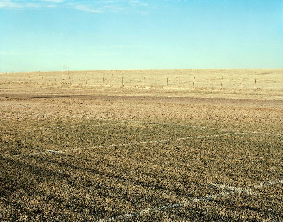 William Wylie Color Photograph – Das Friedhoffeld, mit Blick nach Nordosten