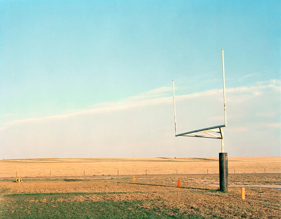 William Wylie Color Photograph – Das Friedhoffeld, mit Blick nach Südosten
