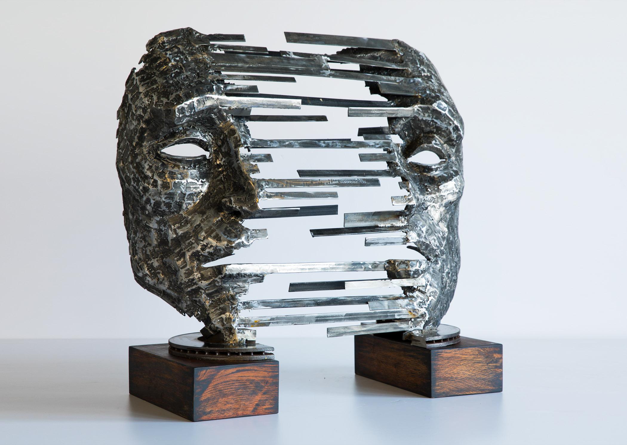 Inspiriert von nonverbaler Kommunikation und Telepathie sind die beiden Teile dieses Werks, obwohl einzeln, durch Stahlsaiten verbunden, die Schallwellen ähneln.  Das Kunstwerk ist Teil der Kollektion "MEИTAL", die 2017 ausgestellt wurde.

Der